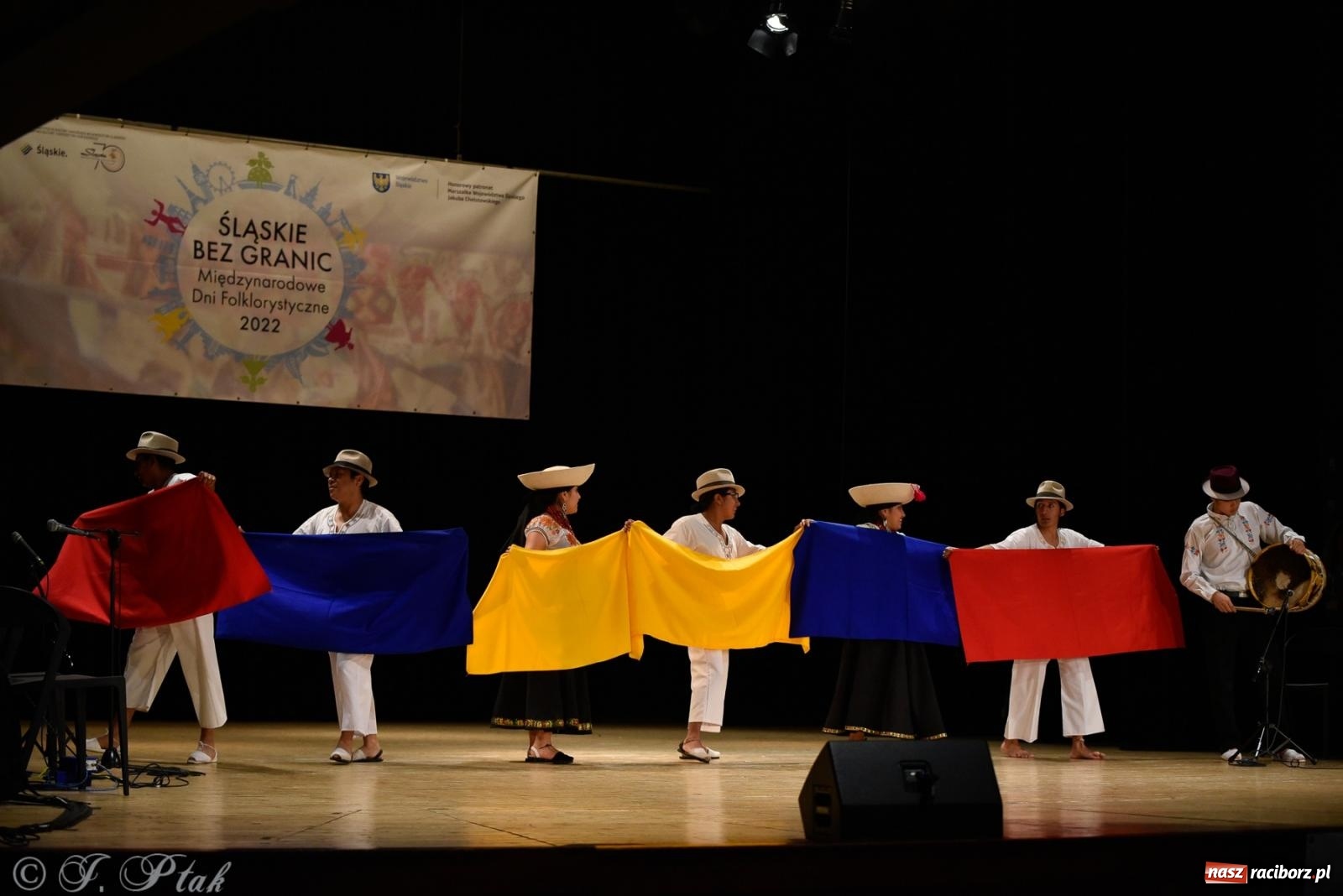 Zdjęcie w galerii na portalu naszraciborz.pl: RCK pełen żywiołów. Zespoły z Ekwadoru, Chile i Turcji w Raciborzu wiadomości z regionu