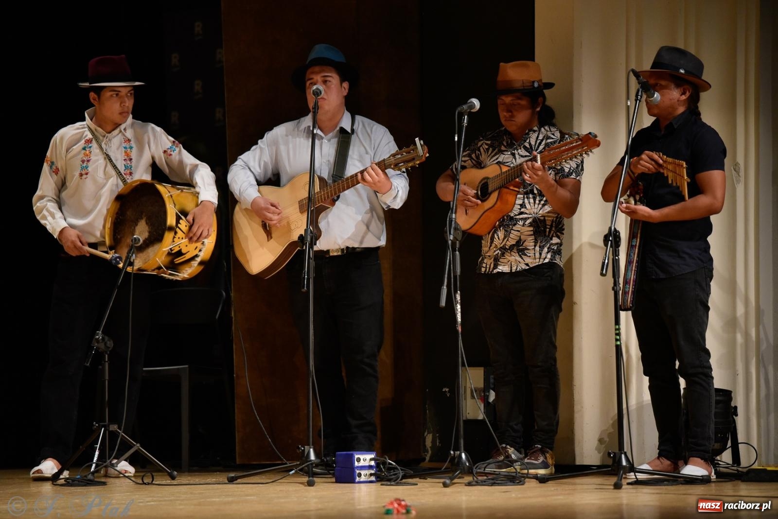 Zdjęcie w galerii na portalu naszraciborz.pl: RCK pełen żywiołów. Zespoły z Ekwadoru, Chile i Turcji w Raciborzu wiadomości z regionu