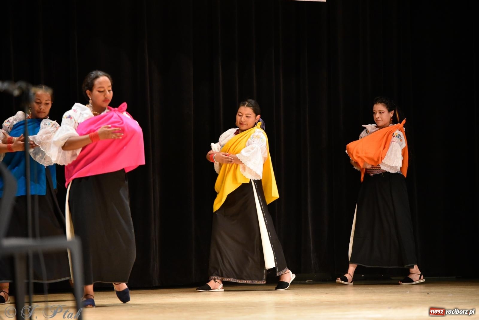 Zdjęcie w galerii na portalu naszraciborz.pl: RCK pełen żywiołów. Zespoły z Ekwadoru, Chile i Turcji w Raciborzu wiadomości z regionu