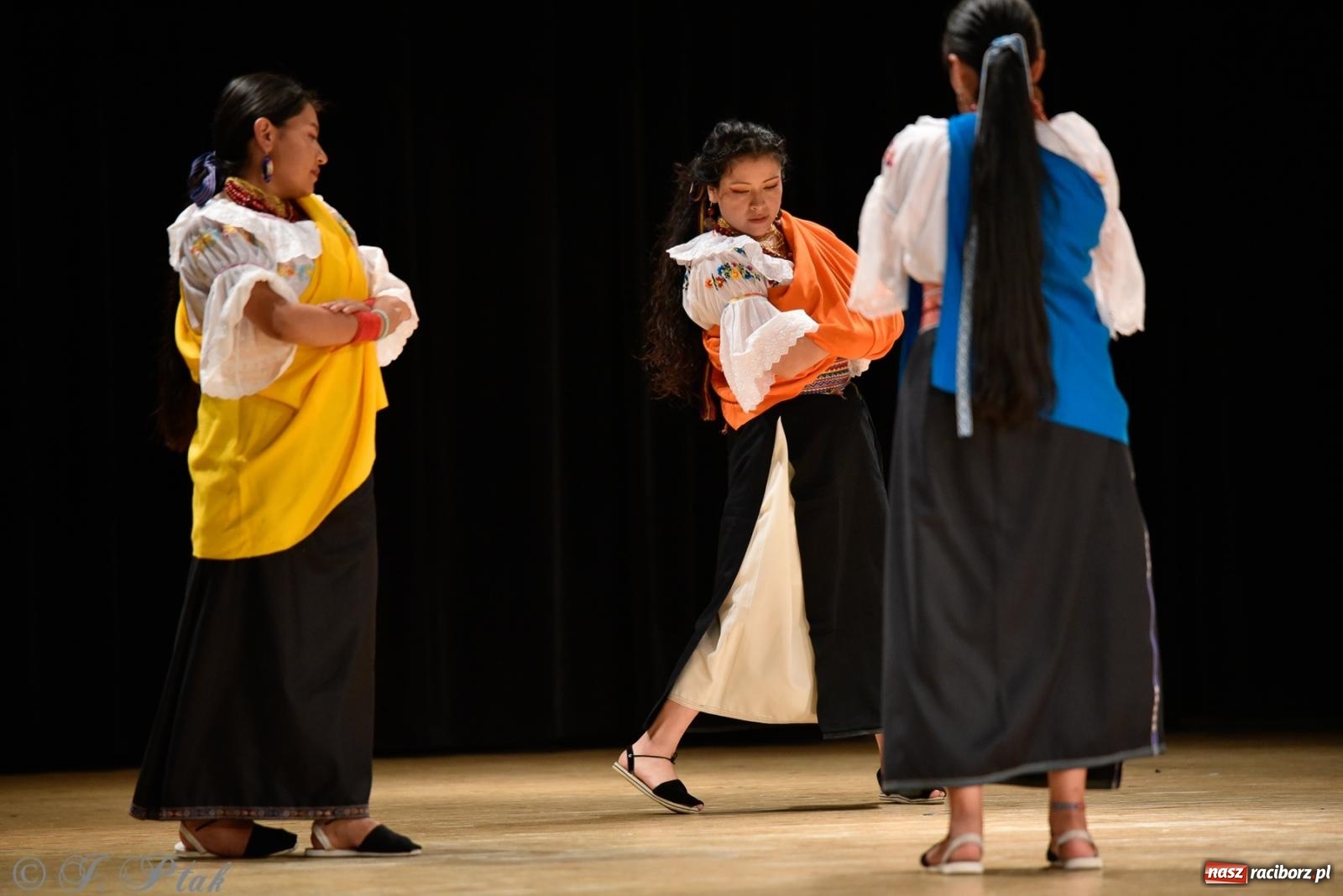 Zdjęcie w galerii na portalu naszraciborz.pl: RCK pełen żywiołów. Zespoły z Ekwadoru, Chile i Turcji w Raciborzu wiadomości z regionu