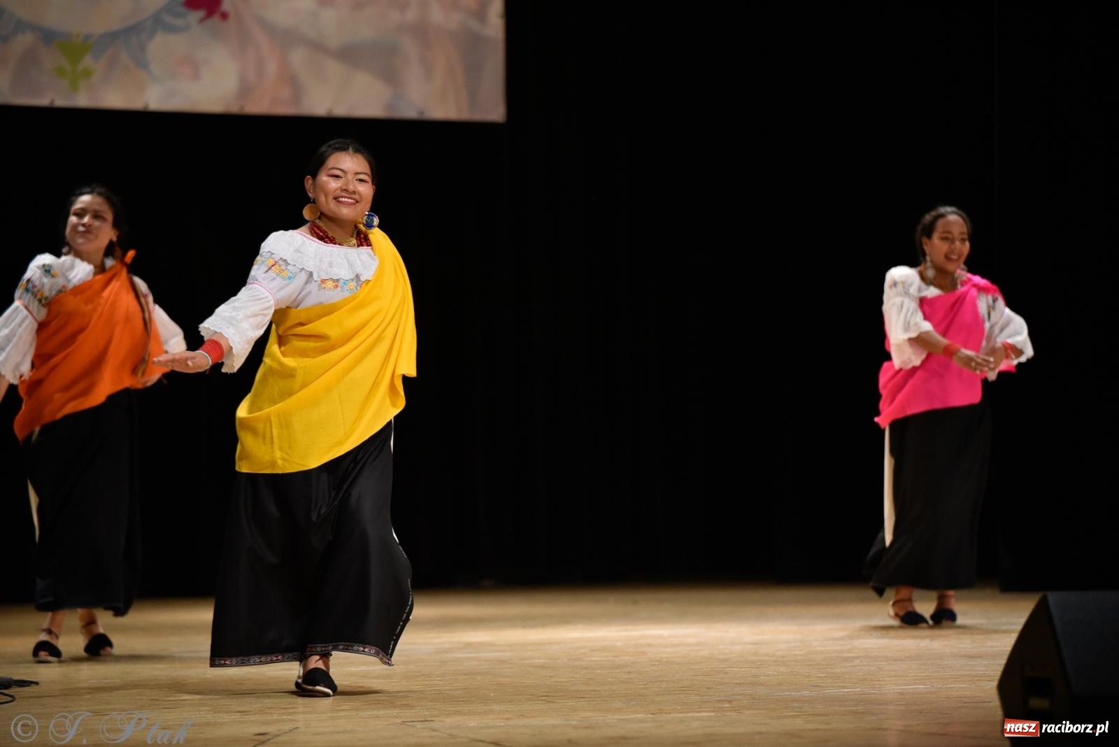 Zdjęcie w galerii na portalu naszraciborz.pl: RCK pełen żywiołów. Zespoły z Ekwadoru, Chile i Turcji w Raciborzu wiadomości z regionu