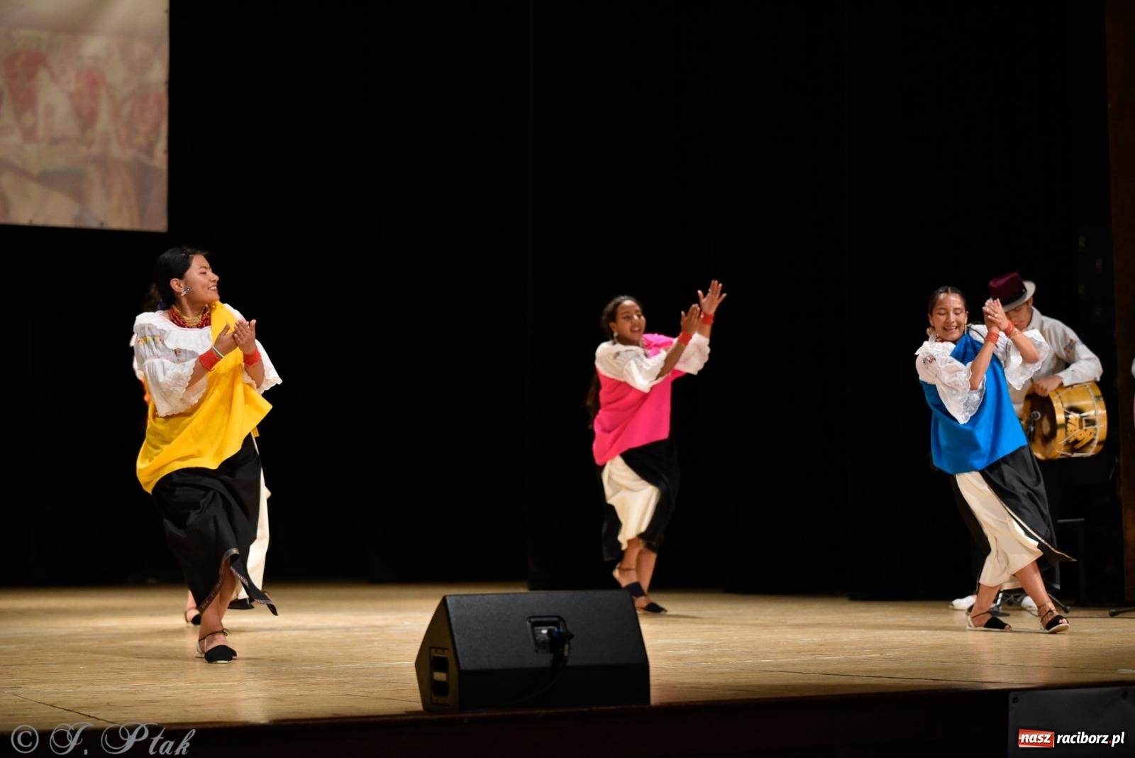 Zdjęcie w galerii na portalu naszraciborz.pl: RCK pełen żywiołów. Zespoły z Ekwadoru, Chile i Turcji w Raciborzu wiadomości z regionu