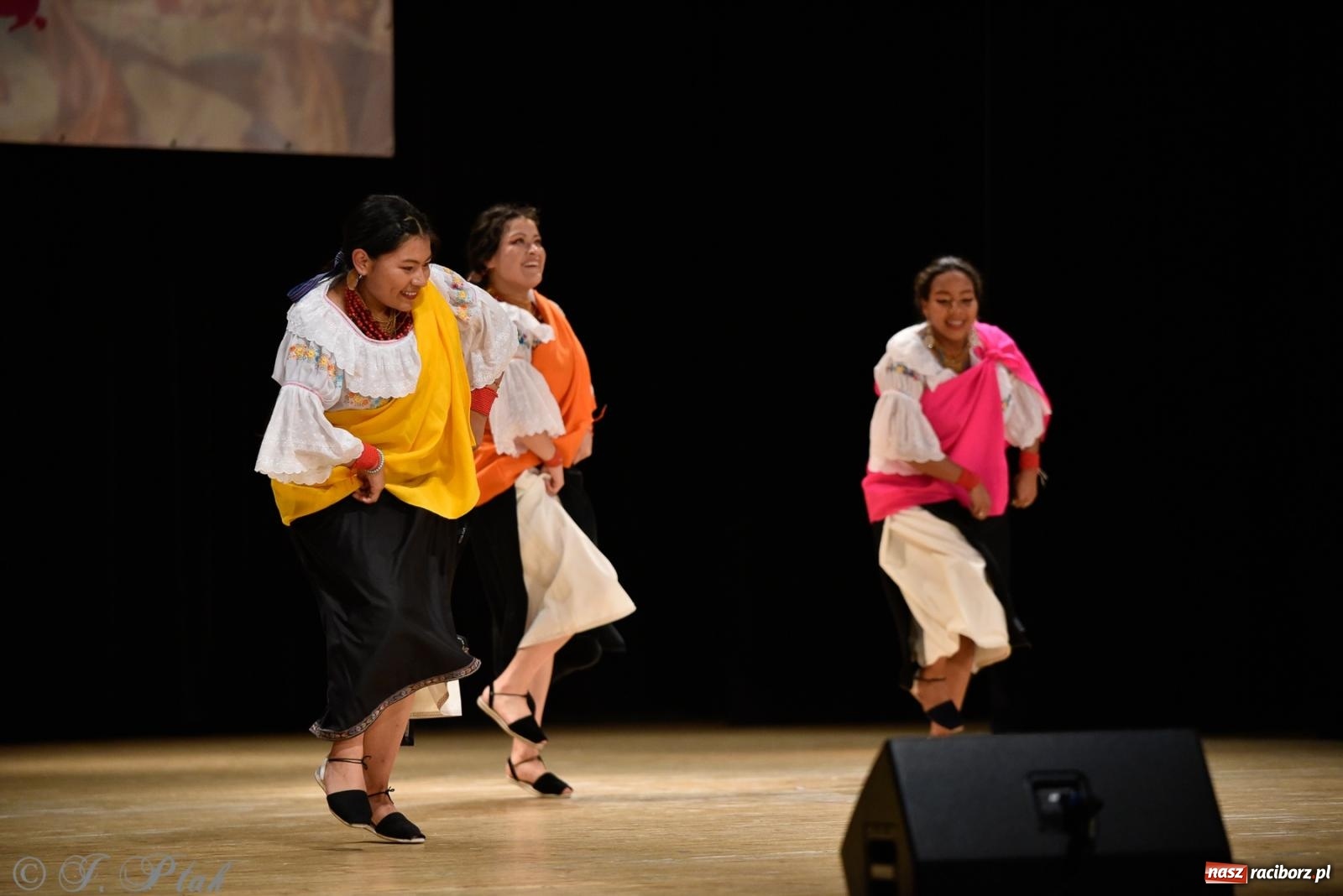 Zdjęcie w galerii na portalu naszraciborz.pl: RCK pełen żywiołów. Zespoły z Ekwadoru, Chile i Turcji w Raciborzu wiadomości z regionu
