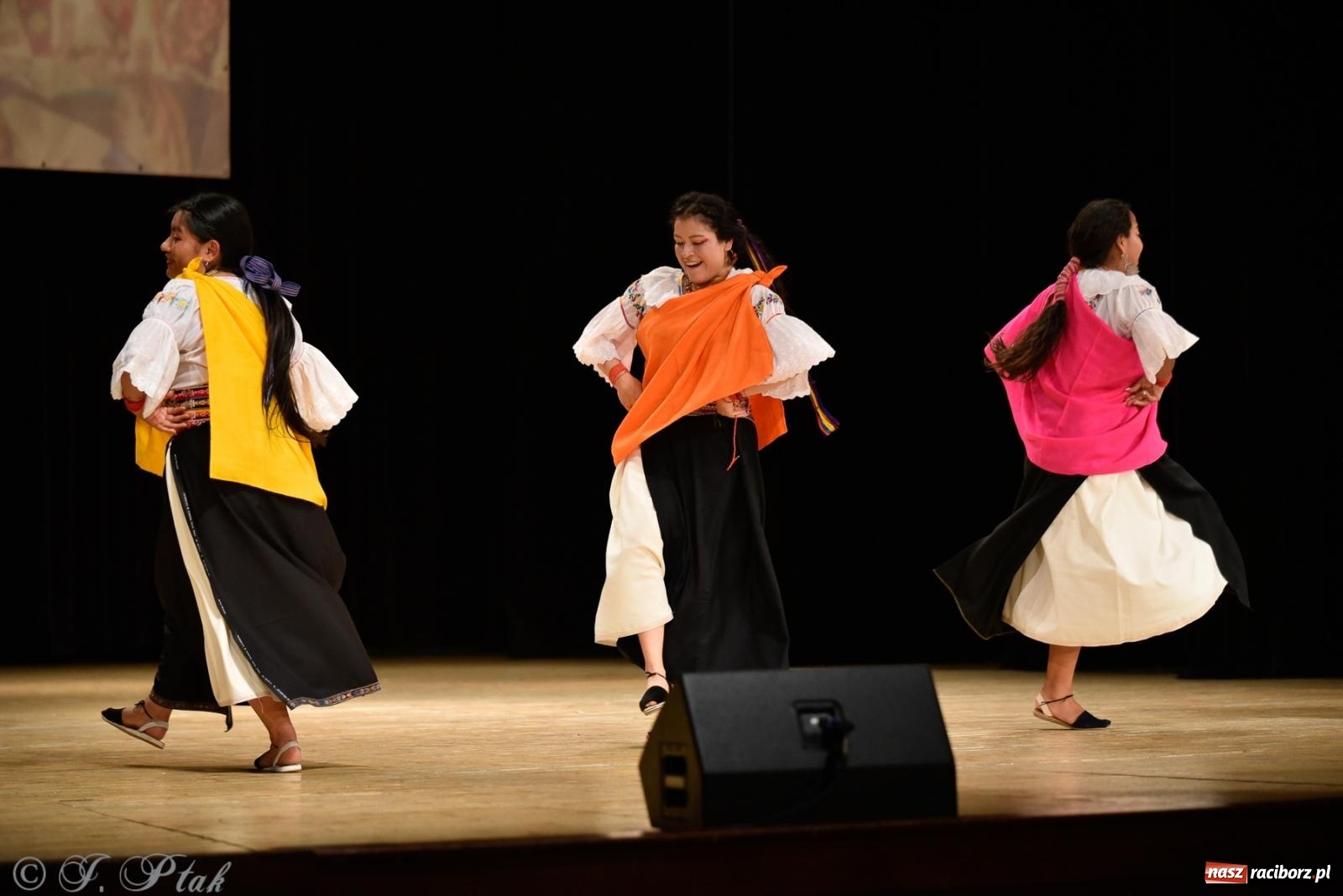 Zdjęcie w galerii na portalu naszraciborz.pl: RCK pełen żywiołów. Zespoły z Ekwadoru, Chile i Turcji w Raciborzu wiadomości z regionu