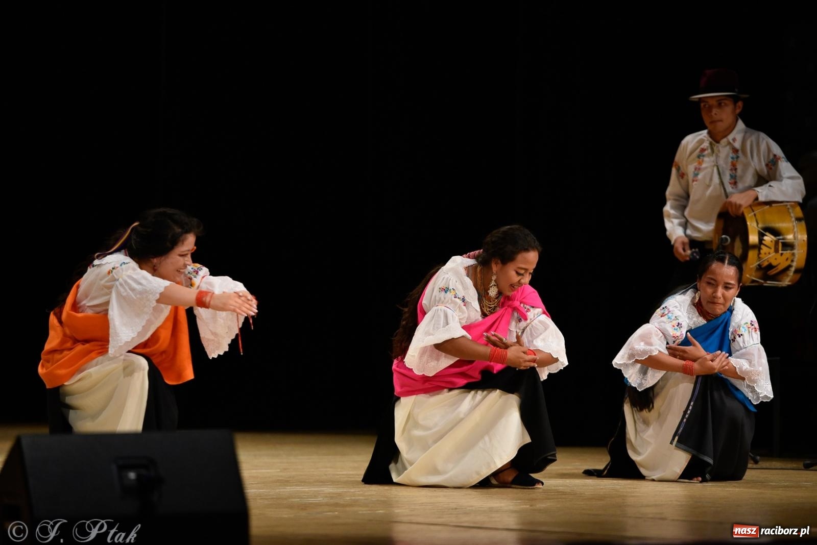 Zdjęcie w galerii na portalu naszraciborz.pl: RCK pełen żywiołów. Zespoły z Ekwadoru, Chile i Turcji w Raciborzu wiadomości z regionu