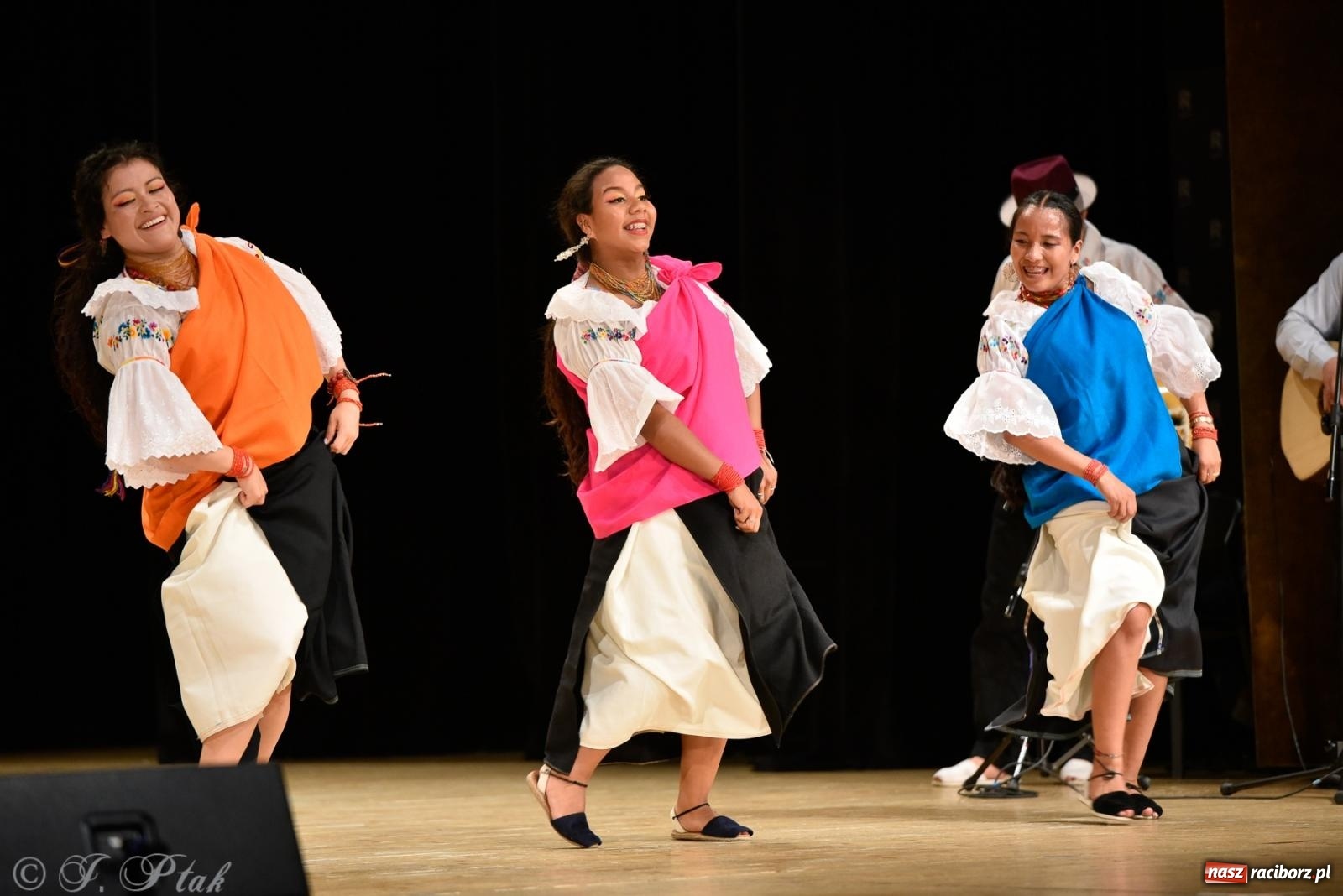 Zdjęcie w galerii na portalu naszraciborz.pl: RCK pełen żywiołów. Zespoły z Ekwadoru, Chile i Turcji w Raciborzu wiadomości z regionu