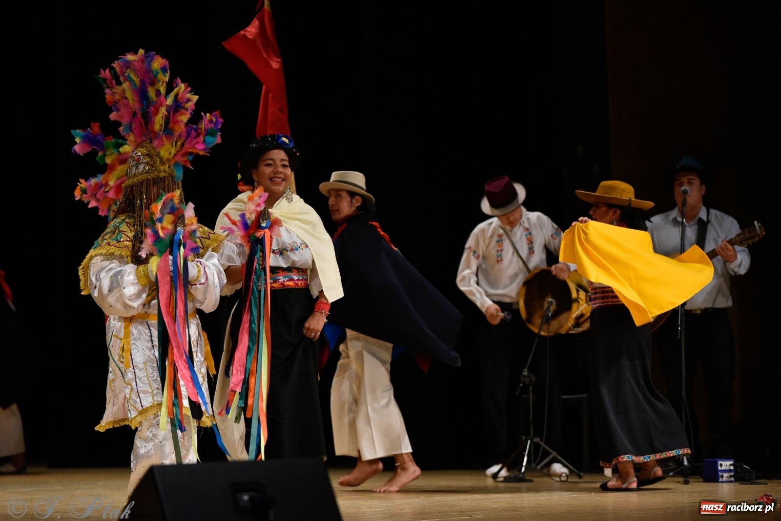 Zdjęcie w galerii na portalu naszraciborz.pl: RCK pełen żywiołów. Zespoły z Ekwadoru, Chile i Turcji w Raciborzu wiadomości z regionu