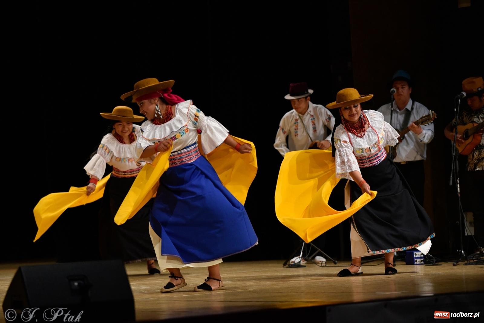Zdjęcie w galerii na portalu naszraciborz.pl: RCK pełen żywiołów. Zespoły z Ekwadoru, Chile i Turcji w Raciborzu wiadomości z regionu