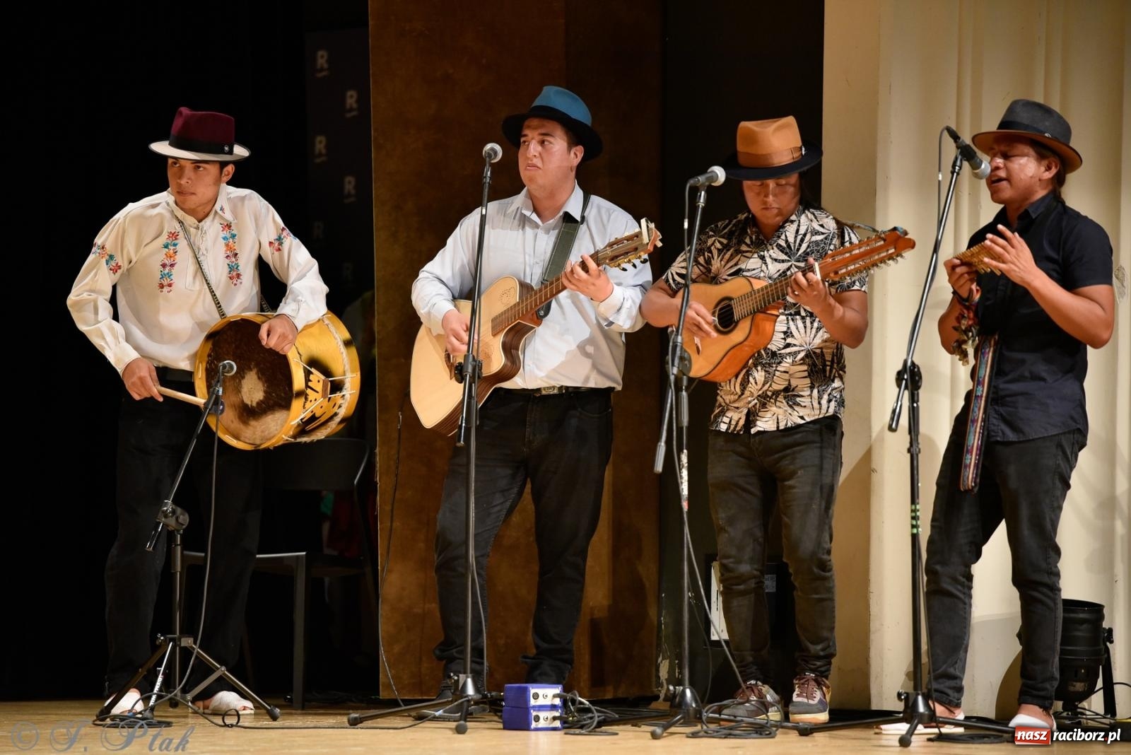 Zdjęcie w galerii na portalu naszraciborz.pl: RCK pełen żywiołów. Zespoły z Ekwadoru, Chile i Turcji w Raciborzu wiadomości z regionu