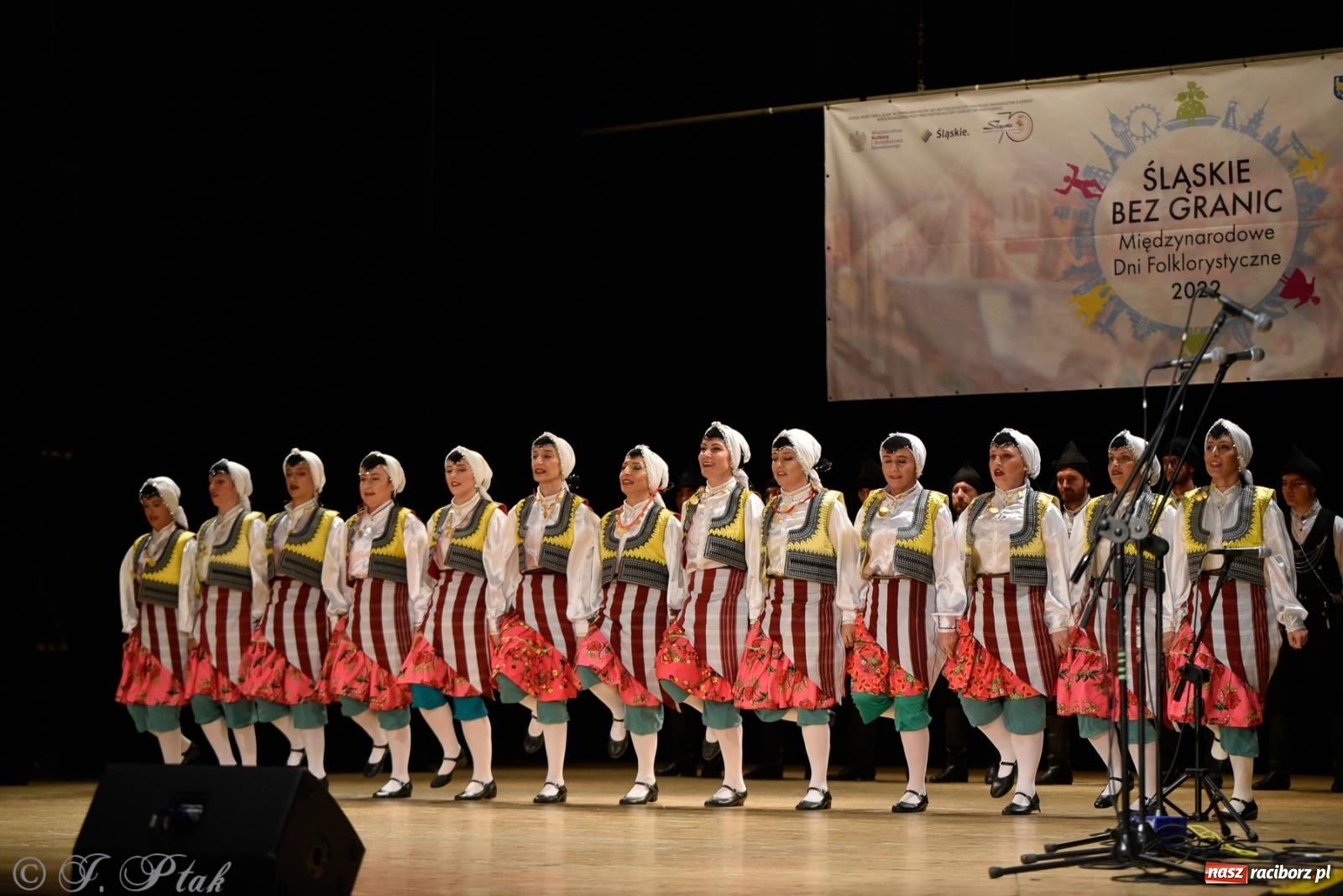 Zdjęcie w galerii na portalu naszraciborz.pl: RCK pełen żywiołów. Zespoły z Ekwadoru, Chile i Turcji w Raciborzu wiadomości z regionu