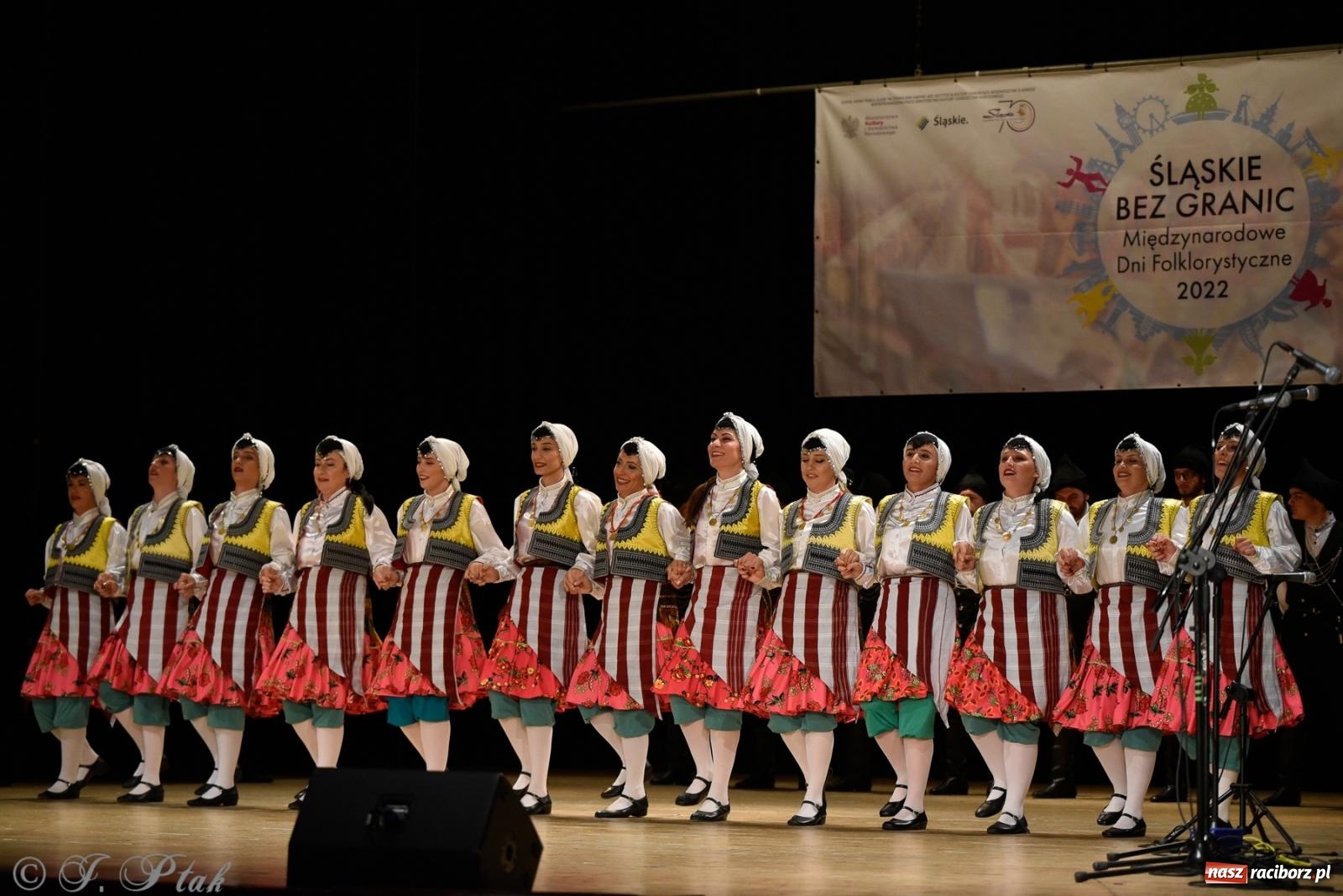 Zdjęcie w galerii na portalu naszraciborz.pl: RCK pełen żywiołów. Zespoły z Ekwadoru, Chile i Turcji w Raciborzu wiadomości z regionu