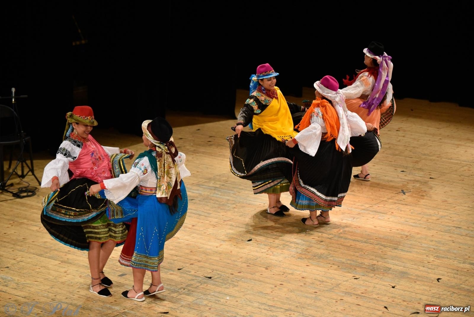 Zdjęcie w galerii na portalu naszraciborz.pl: RCK pełen żywiołów. Zespoły z Ekwadoru, Chile i Turcji w Raciborzu wiadomości z regionu