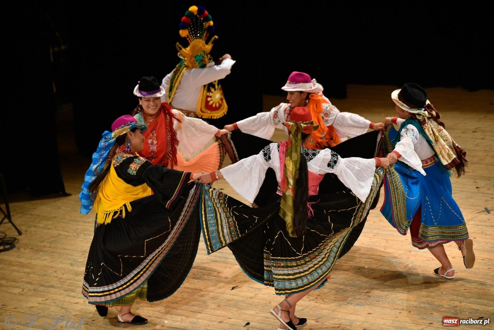 Zdjęcie w galerii na portalu naszraciborz.pl: RCK pełen żywiołów. Zespoły z Ekwadoru, Chile i Turcji w Raciborzu wiadomości z regionu