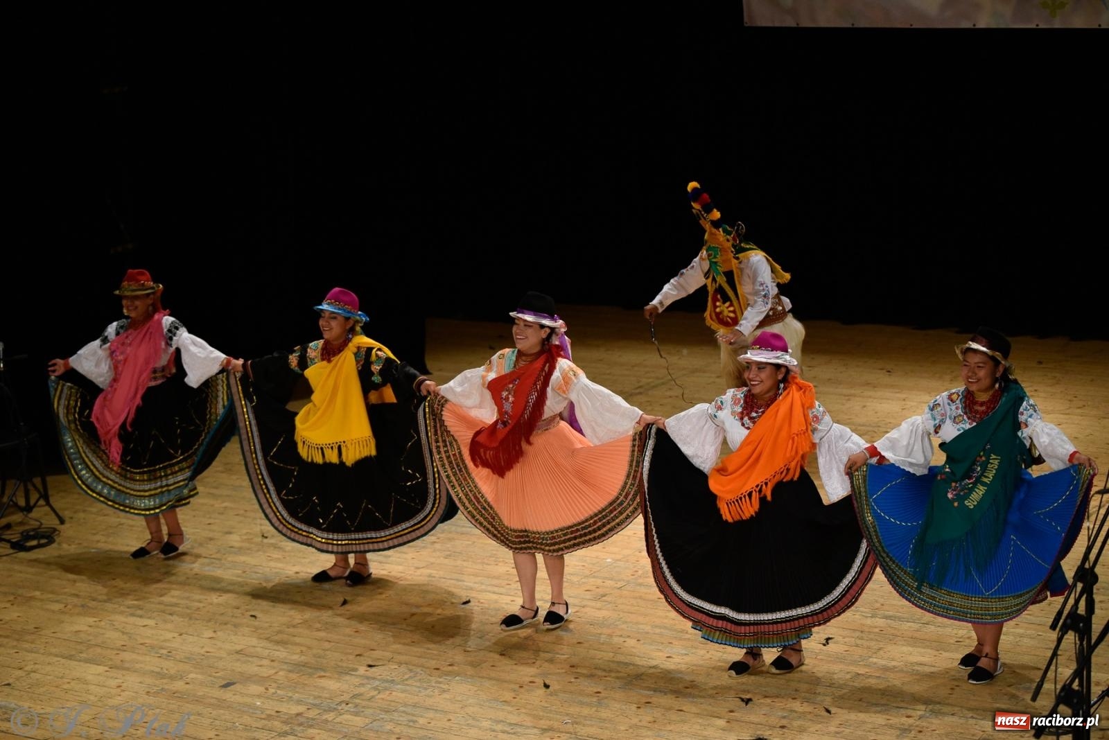 Zdjęcie w galerii na portalu naszraciborz.pl: RCK pełen żywiołów. Zespoły z Ekwadoru, Chile i Turcji w Raciborzu wiadomości z regionu
