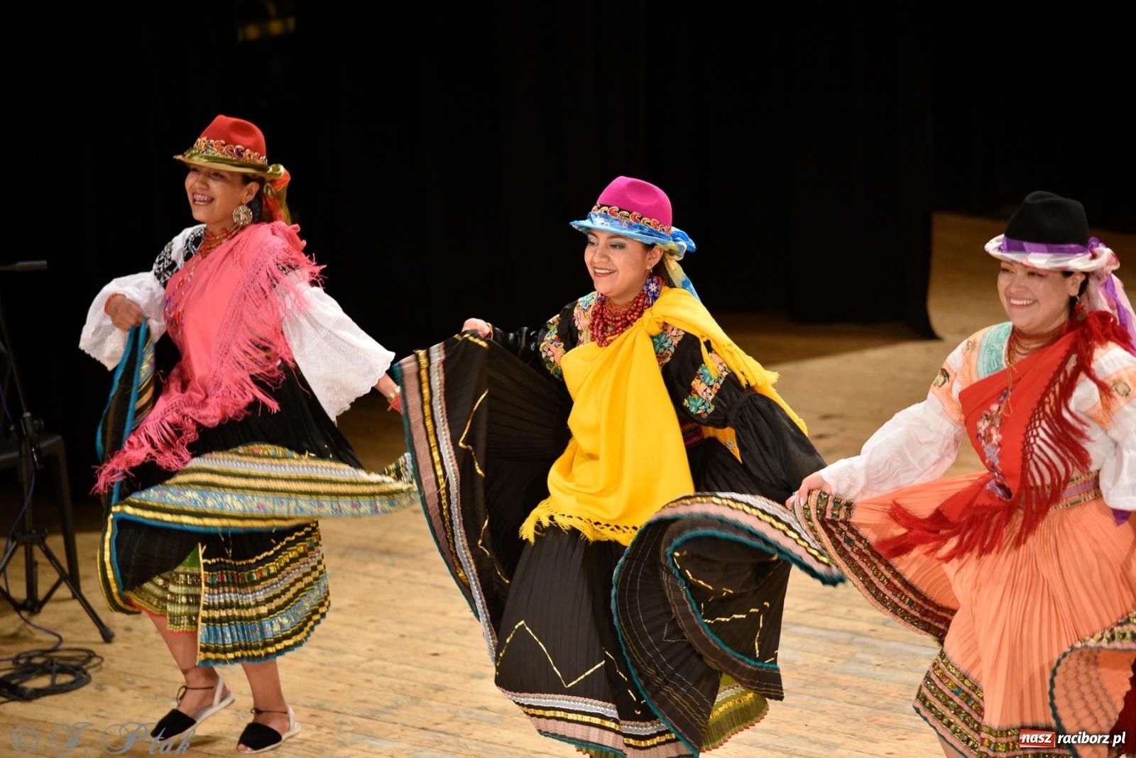 Zdjęcie w galerii na portalu naszraciborz.pl: RCK pełen żywiołów. Zespoły z Ekwadoru, Chile i Turcji w Raciborzu wiadomości z regionu