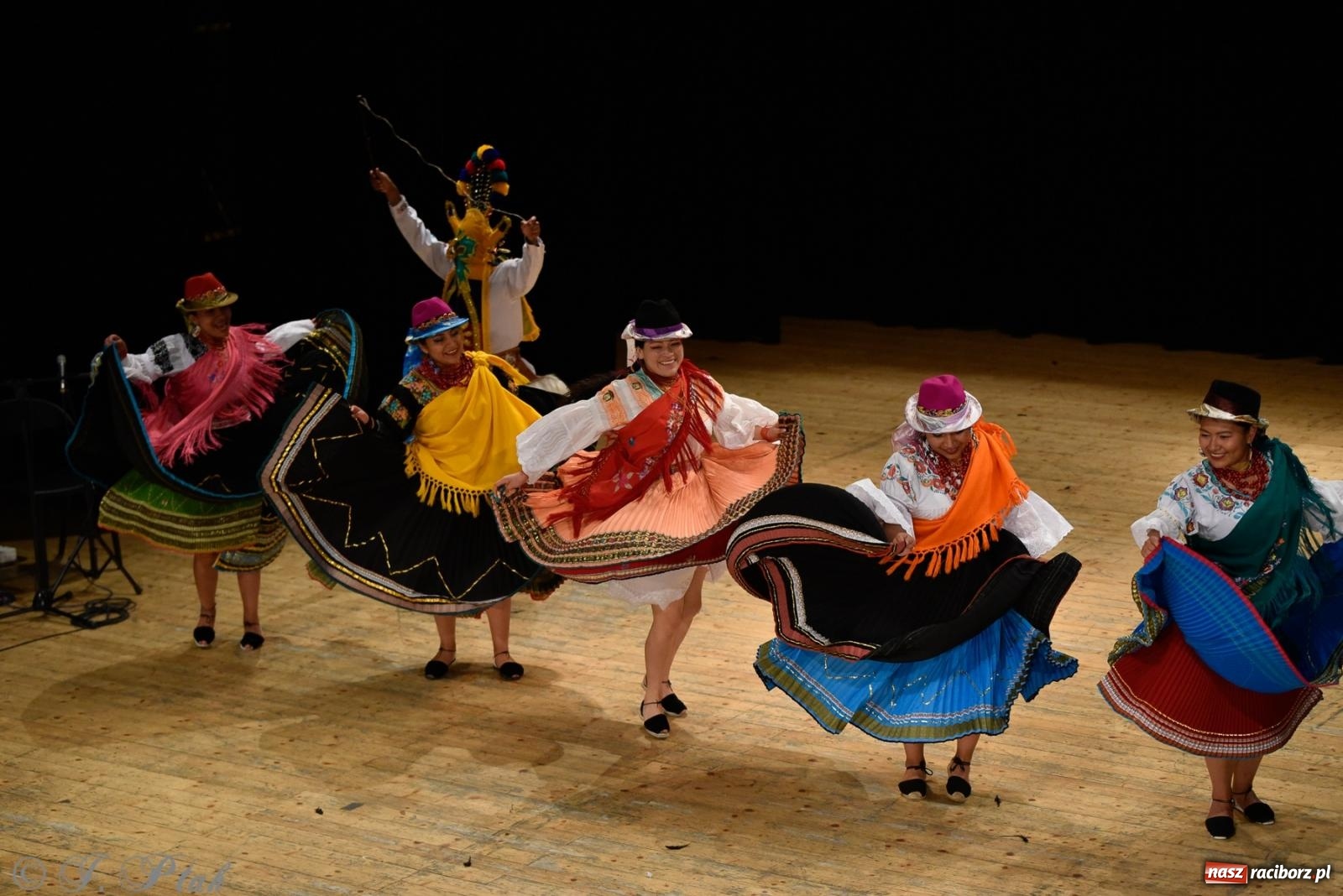 Zdjęcie w galerii na portalu naszraciborz.pl: RCK pełen żywiołów. Zespoły z Ekwadoru, Chile i Turcji w Raciborzu wiadomości z regionu