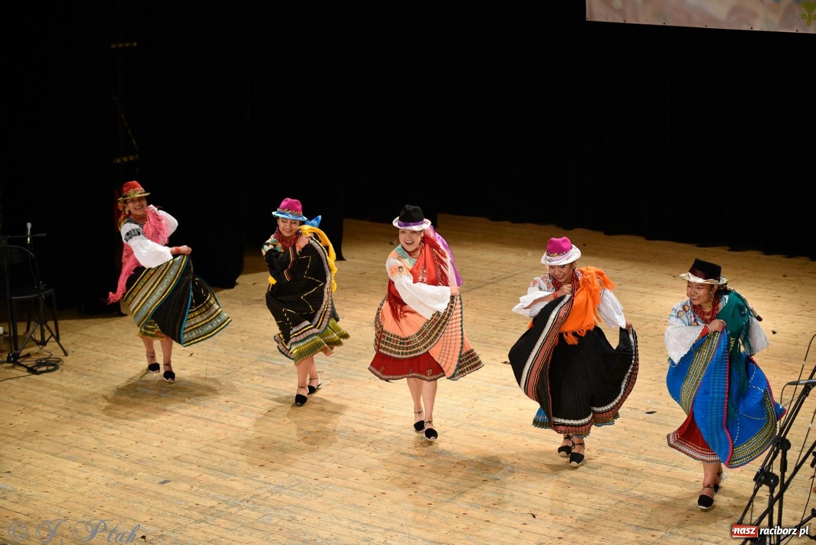 Zdjęcie w galerii na portalu naszraciborz.pl: RCK pełen żywiołów. Zespoły z Ekwadoru, Chile i Turcji w Raciborzu wiadomości z regionu