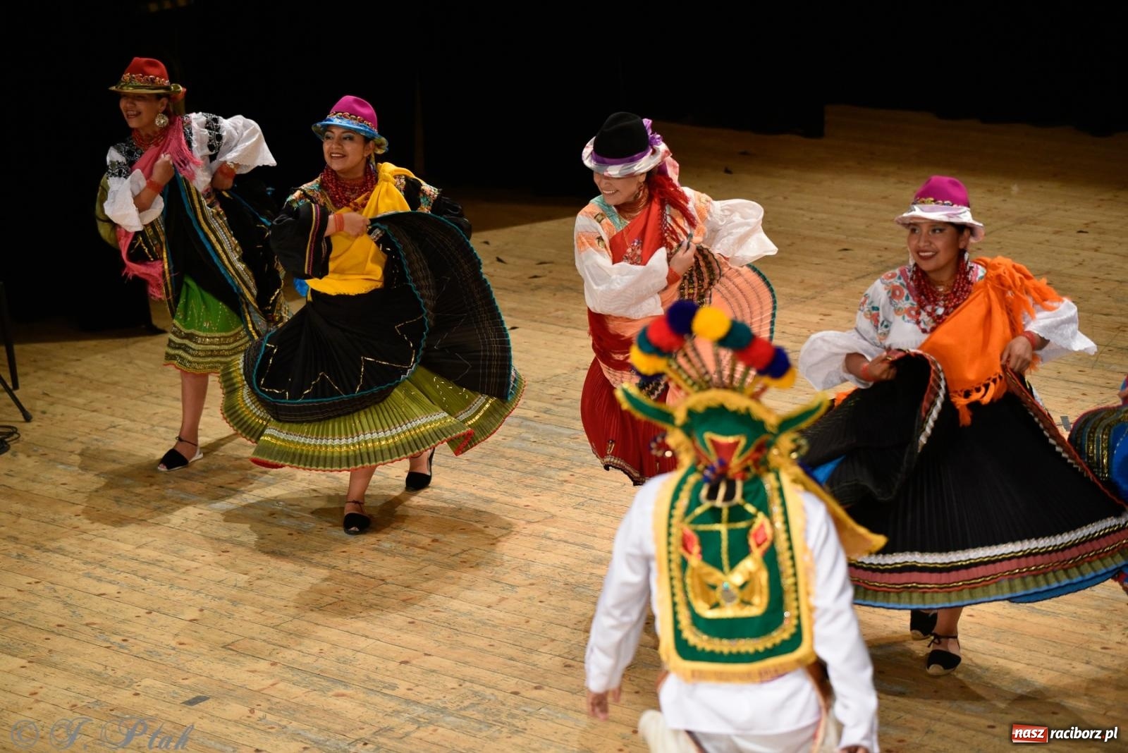 Zdjęcie w galerii na portalu naszraciborz.pl: RCK pełen żywiołów. Zespoły z Ekwadoru, Chile i Turcji w Raciborzu wiadomości z regionu