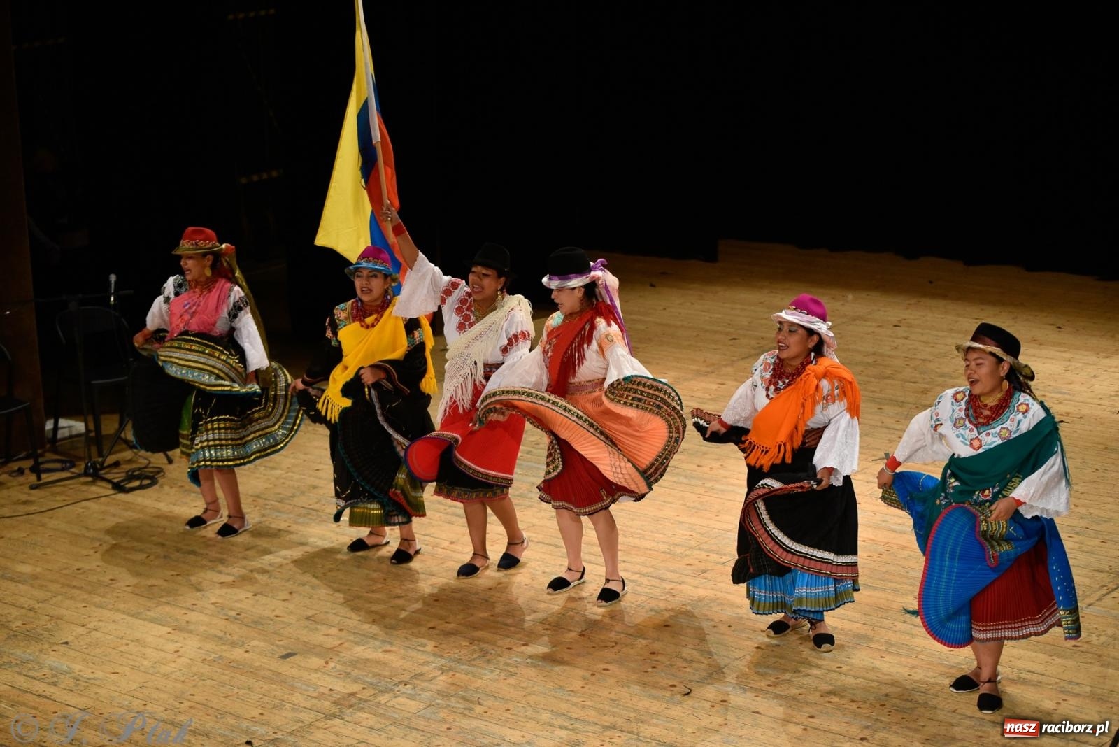 Zdjęcie w galerii na portalu naszraciborz.pl: RCK pełen żywiołów. Zespoły z Ekwadoru, Chile i Turcji w Raciborzu wiadomości z regionu
