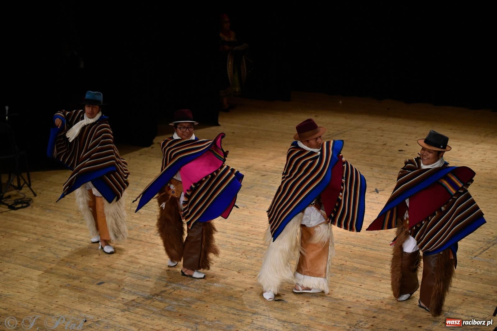 Zdjęcie w galerii na portalu naszraciborz.pl: RCK pełen żywiołów. Zespoły z Ekwadoru, Chile i Turcji w Raciborzu wiadomości z regionu