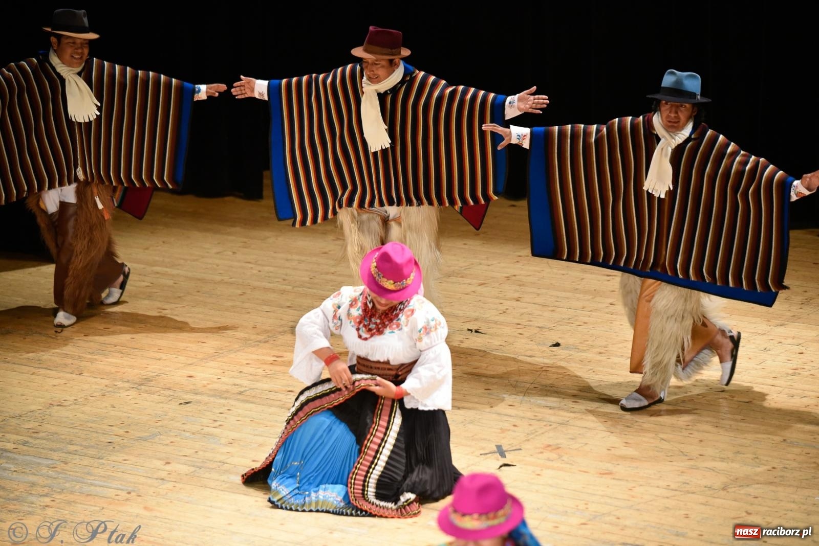 Zdjęcie w galerii na portalu naszraciborz.pl: RCK pełen żywiołów. Zespoły z Ekwadoru, Chile i Turcji w Raciborzu wiadomości z regionu