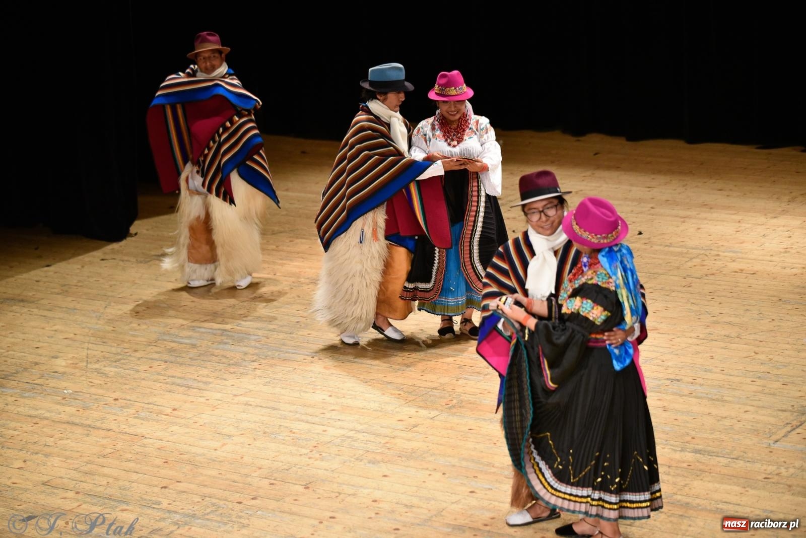 Zdjęcie w galerii na portalu naszraciborz.pl: RCK pełen żywiołów. Zespoły z Ekwadoru, Chile i Turcji w Raciborzu wiadomości z regionu