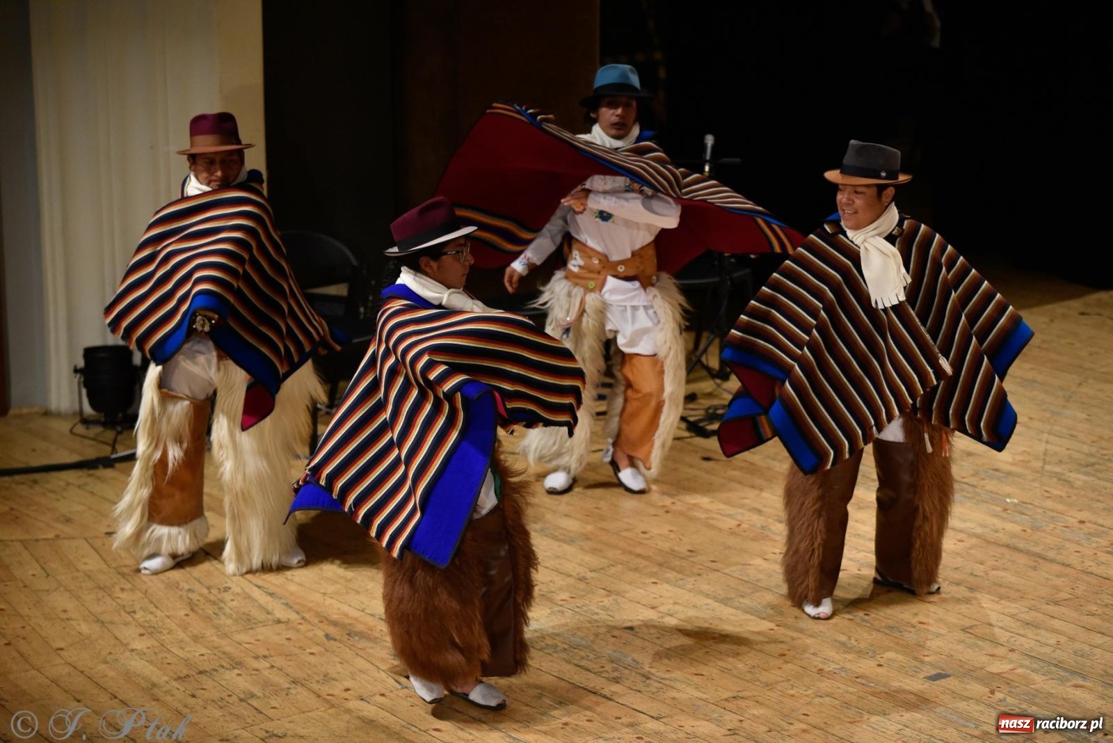 Zdjęcie w galerii na portalu naszraciborz.pl: RCK pełen żywiołów. Zespoły z Ekwadoru, Chile i Turcji w Raciborzu wiadomości z regionu