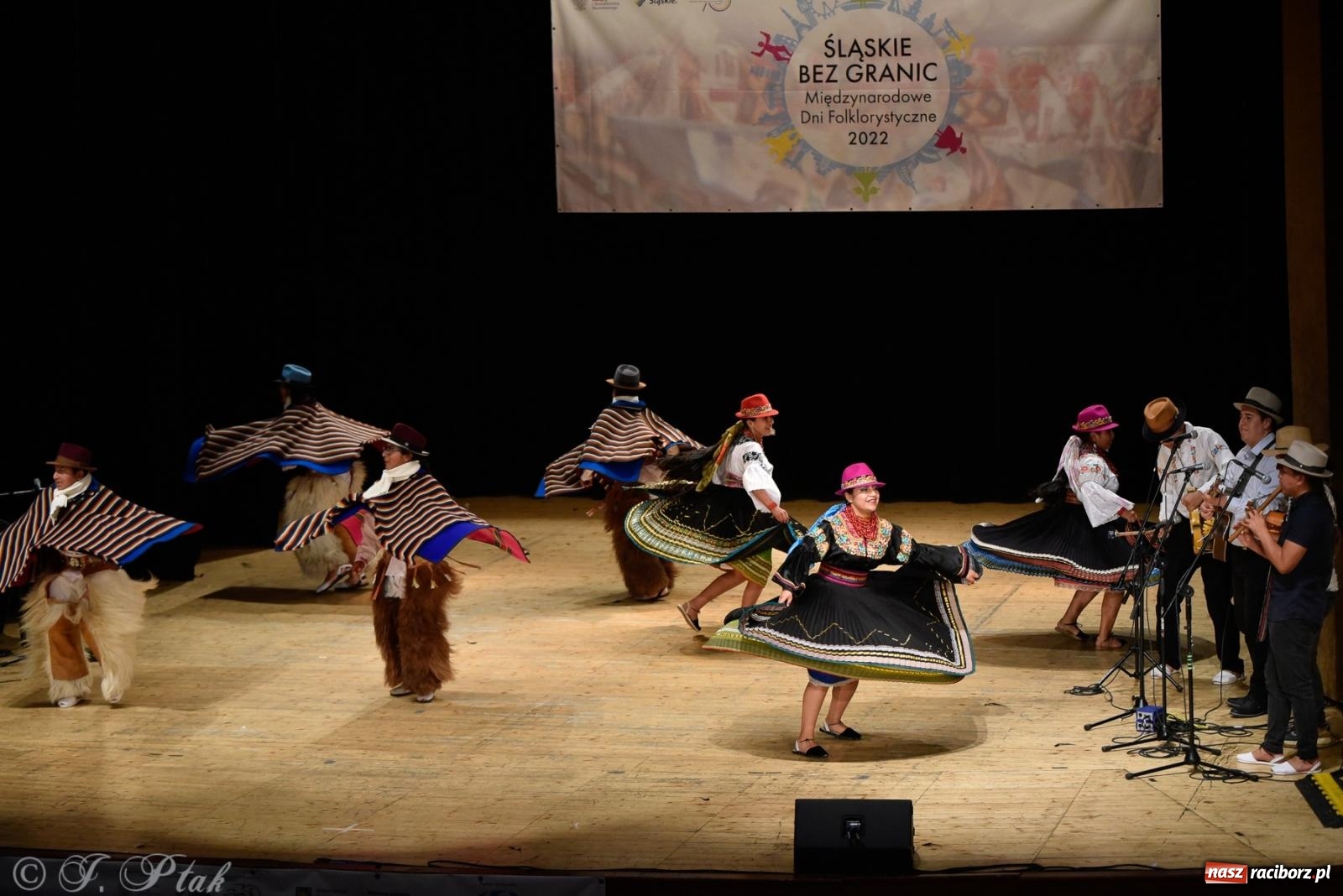 Zdjęcie w galerii na portalu naszraciborz.pl: RCK pełen żywiołów. Zespoły z Ekwadoru, Chile i Turcji w Raciborzu wiadomości z regionu