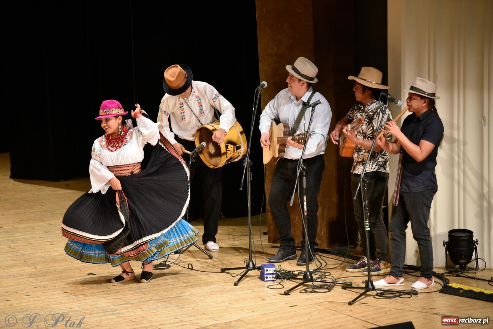 Zdjęcie w galerii na portalu naszraciborz.pl: RCK pełen żywiołów. Zespoły z Ekwadoru, Chile i Turcji w Raciborzu wiadomości z regionu