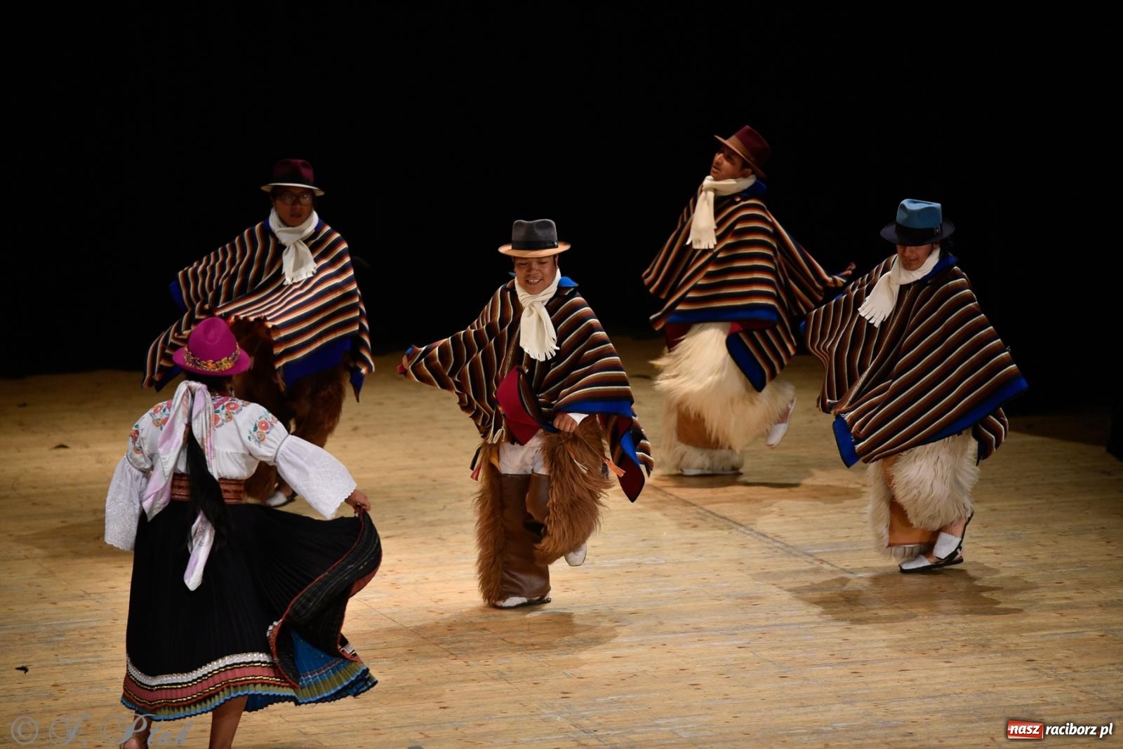 Zdjęcie w galerii na portalu naszraciborz.pl: RCK pełen żywiołów. Zespoły z Ekwadoru, Chile i Turcji w Raciborzu wiadomości z regionu