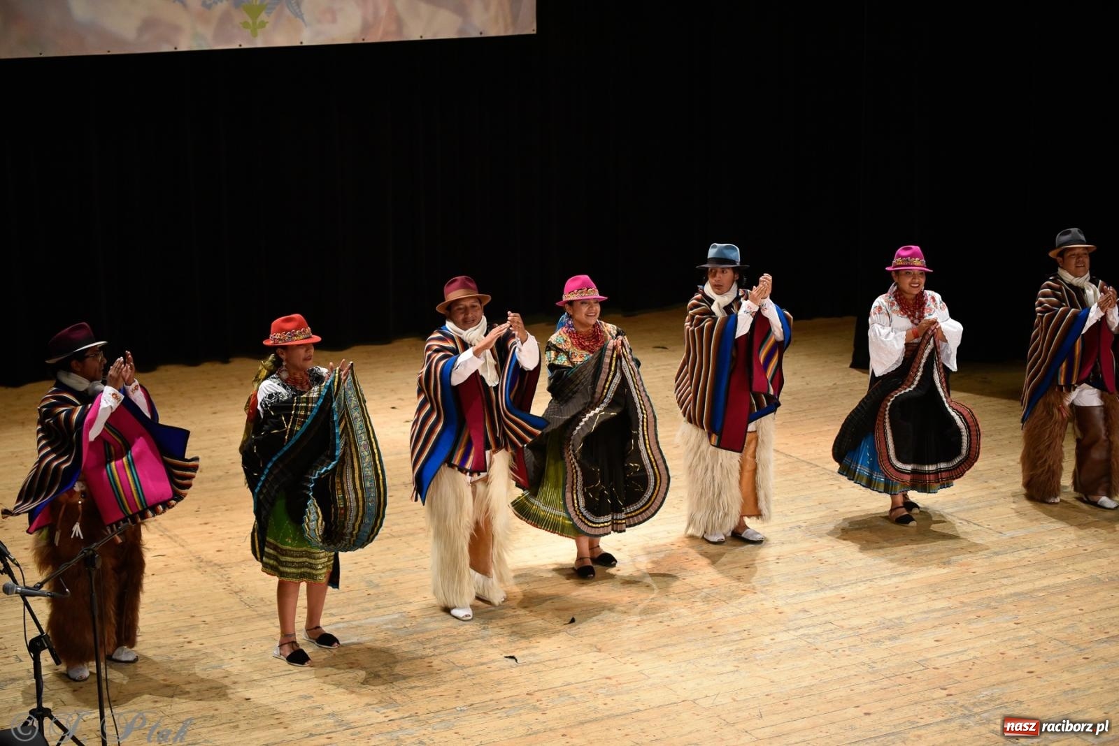 Zdjęcie w galerii na portalu naszraciborz.pl: RCK pełen żywiołów. Zespoły z Ekwadoru, Chile i Turcji w Raciborzu wiadomości z regionu