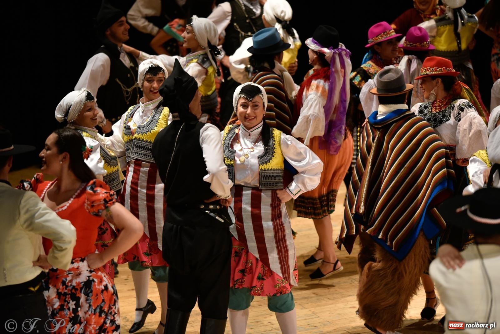 Zdjęcie w galerii na portalu naszraciborz.pl: RCK pełen żywiołów. Zespoły z Ekwadoru, Chile i Turcji w Raciborzu wiadomości z regionu