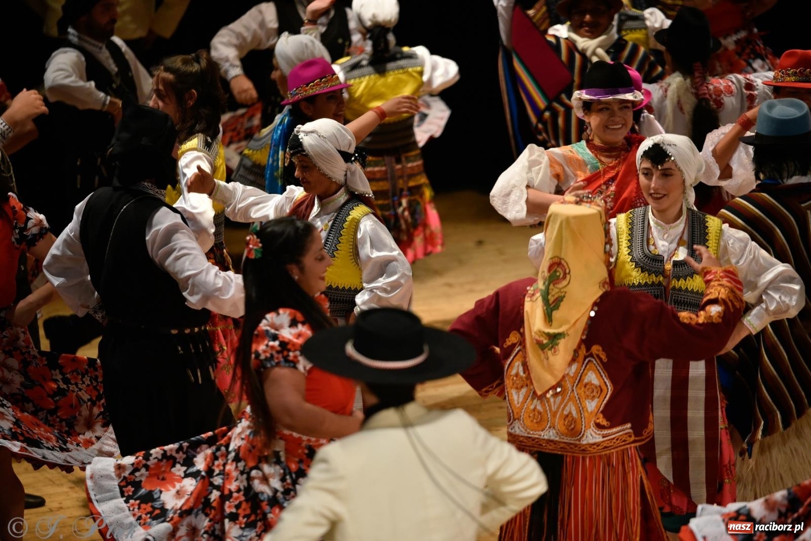 Zdjęcie w galerii na portalu naszraciborz.pl: RCK pełen żywiołów. Zespoły z Ekwadoru, Chile i Turcji w Raciborzu wiadomości z regionu