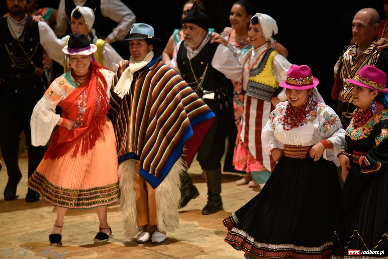 Zdjęcie w galerii na portalu naszraciborz.pl: RCK pełen żywiołów. Zespoły z Ekwadoru, Chile i Turcji w Raciborzu wiadomości z regionu