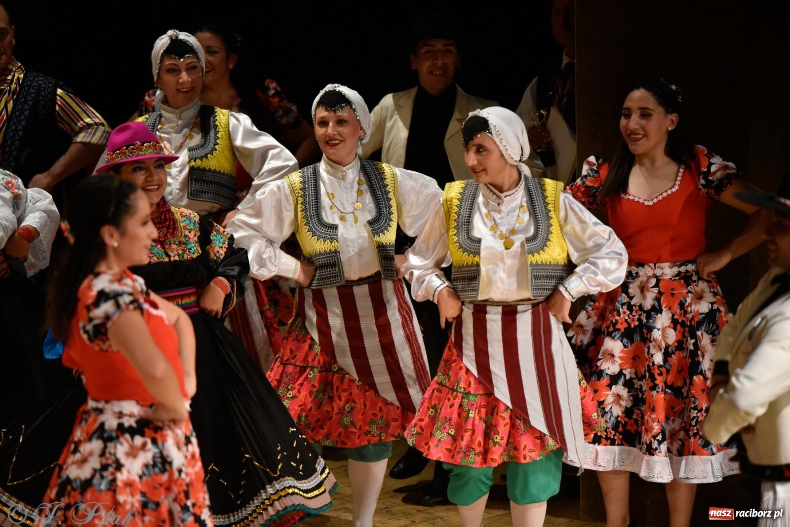 Zdjęcie w galerii na portalu naszraciborz.pl: RCK pełen żywiołów. Zespoły z Ekwadoru, Chile i Turcji w Raciborzu wiadomości z regionu