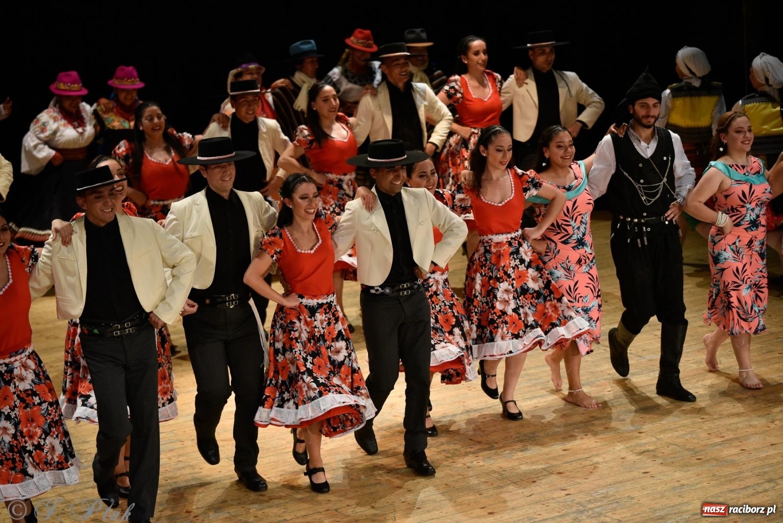 Zdjęcie w galerii na portalu naszraciborz.pl: RCK pełen żywiołów. Zespoły z Ekwadoru, Chile i Turcji w Raciborzu wiadomości z regionu