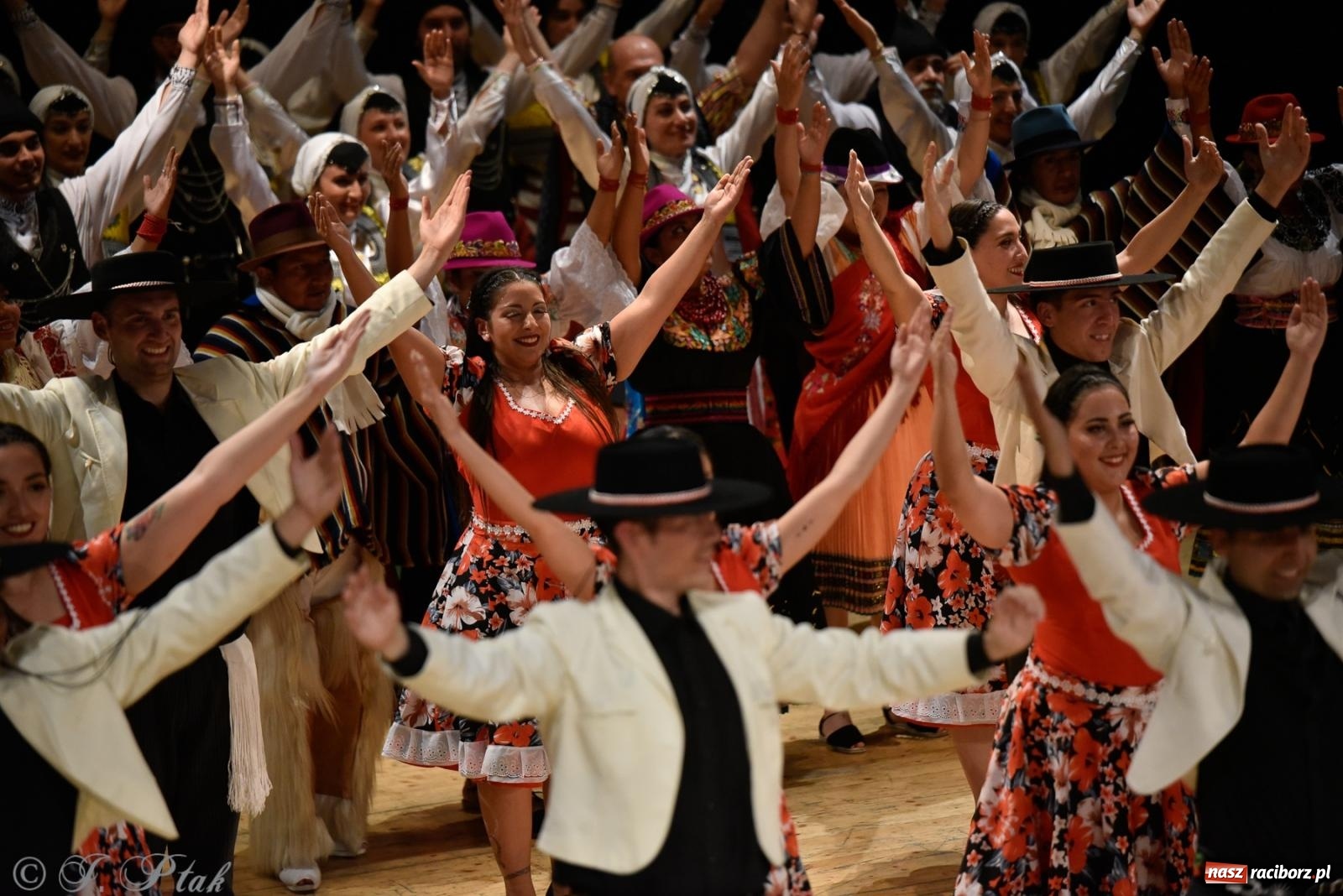 Zdjęcie w galerii na portalu naszraciborz.pl: RCK pełen żywiołów. Zespoły z Ekwadoru, Chile i Turcji w Raciborzu wiadomości z regionu