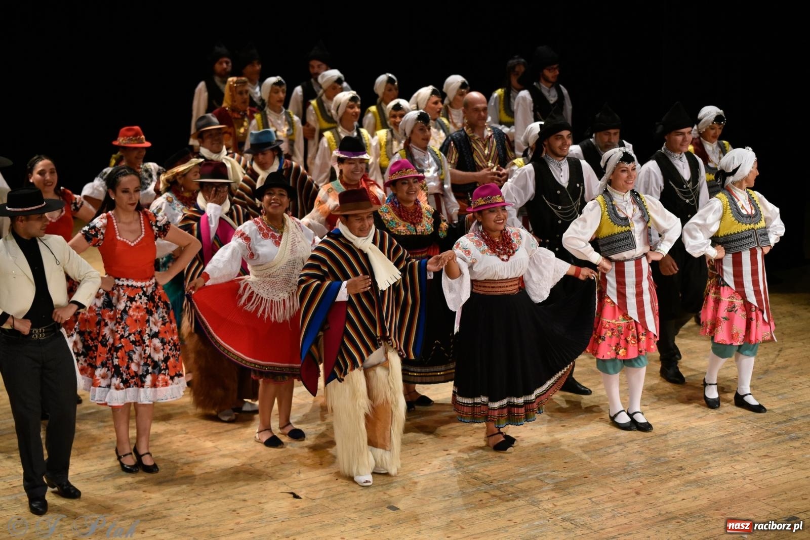 Zdjęcie w galerii na portalu naszraciborz.pl: RCK pełen żywiołów. Zespoły z Ekwadoru, Chile i Turcji w Raciborzu wiadomości z regionu