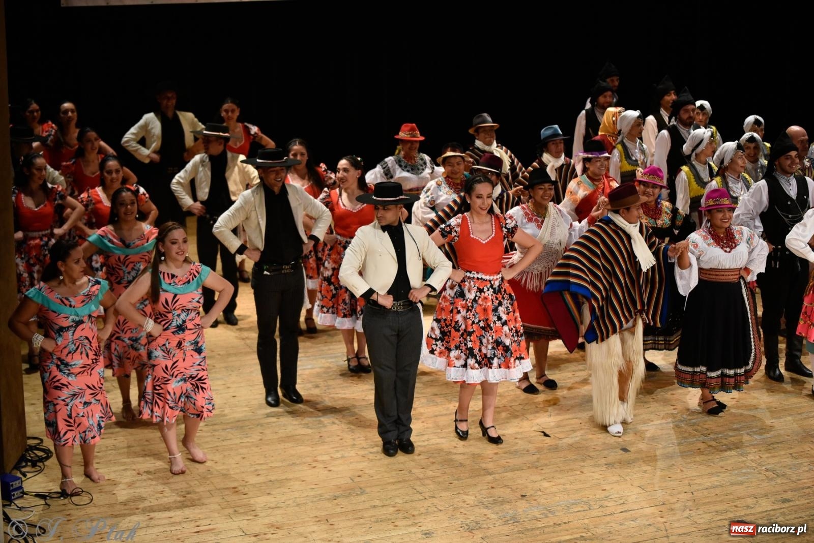 Zdjęcie w galerii na portalu naszraciborz.pl: RCK pełen żywiołów. Zespoły z Ekwadoru, Chile i Turcji w Raciborzu wiadomości z regionu