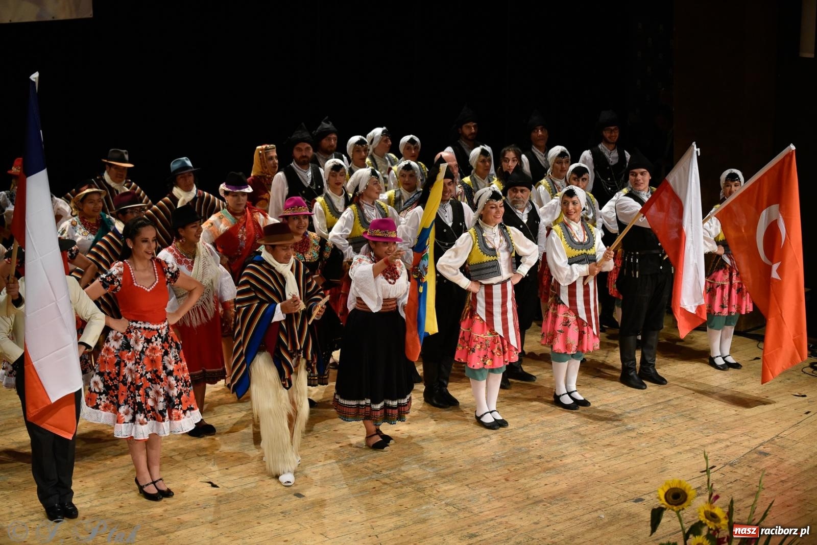 Zdjęcie w galerii na portalu naszraciborz.pl: RCK pełen żywiołów. Zespoły z Ekwadoru, Chile i Turcji w Raciborzu wiadomości z regionu
