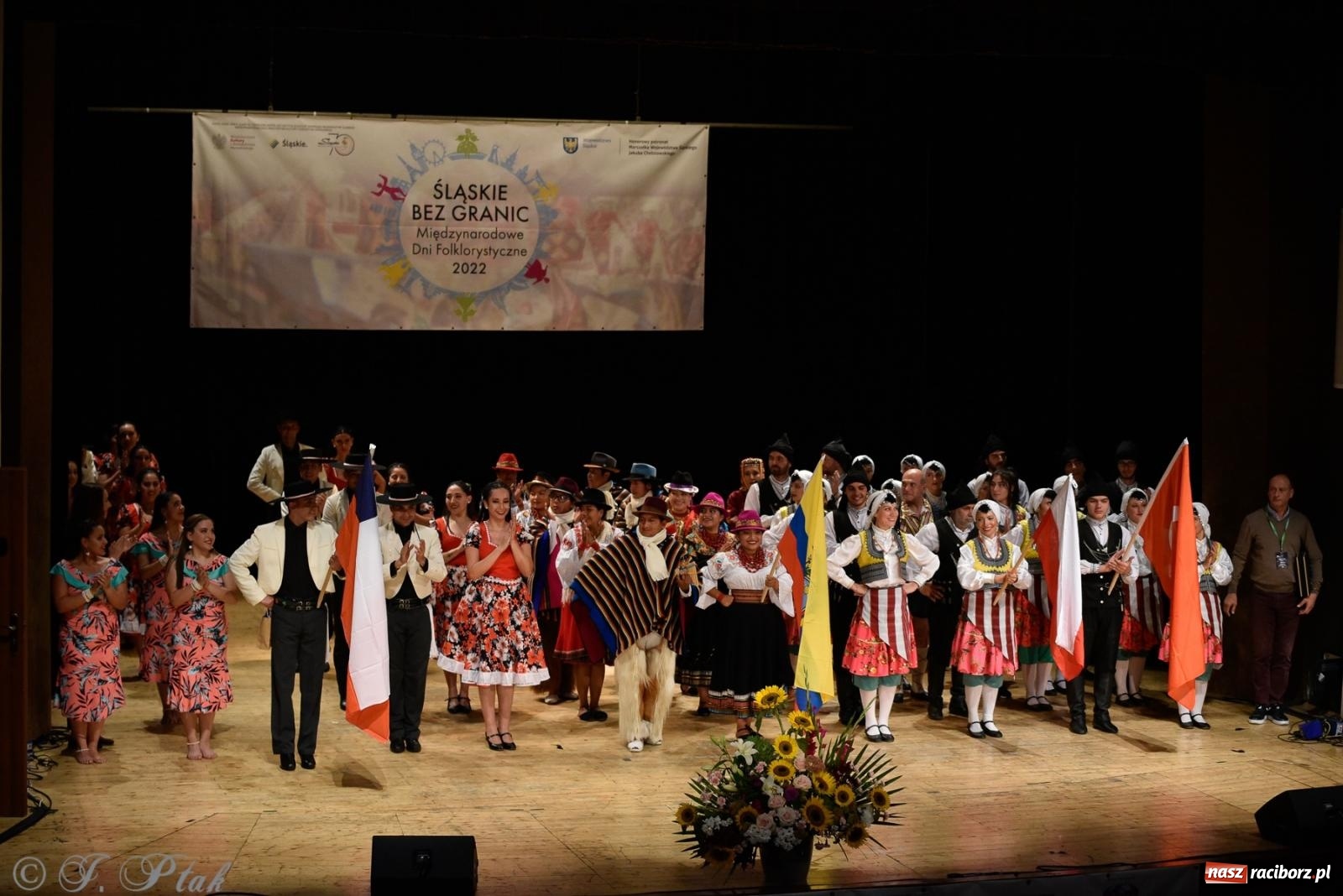 Zdjęcie w galerii na portalu naszraciborz.pl: RCK pełen żywiołów. Zespoły z Ekwadoru, Chile i Turcji w Raciborzu wiadomości z regionu