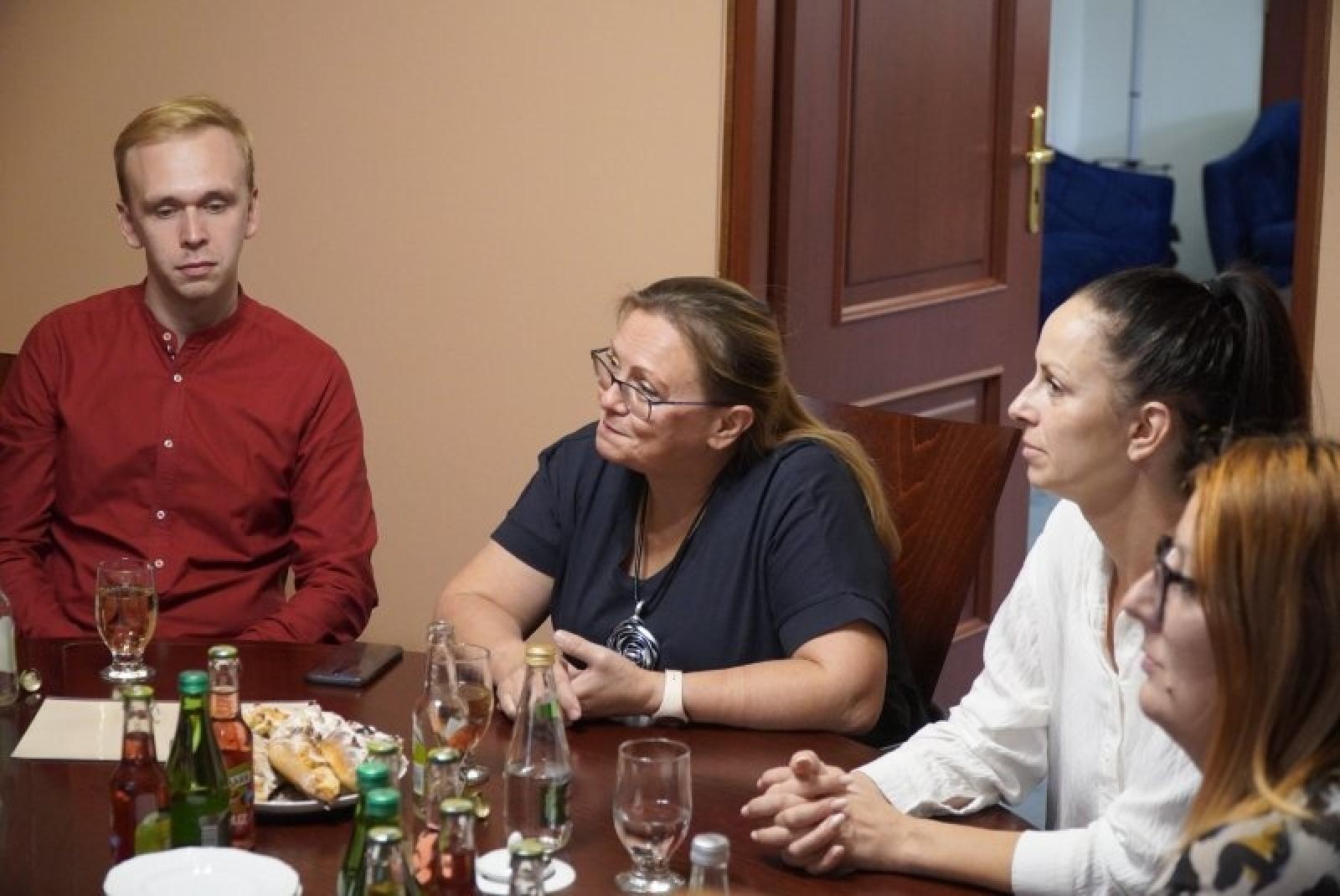 Zdjęcie w galerii na portalu naszraciborz.pl: Medalistki z Pragi z wizytą w raciborskim ratuszu wiadomości z regionu