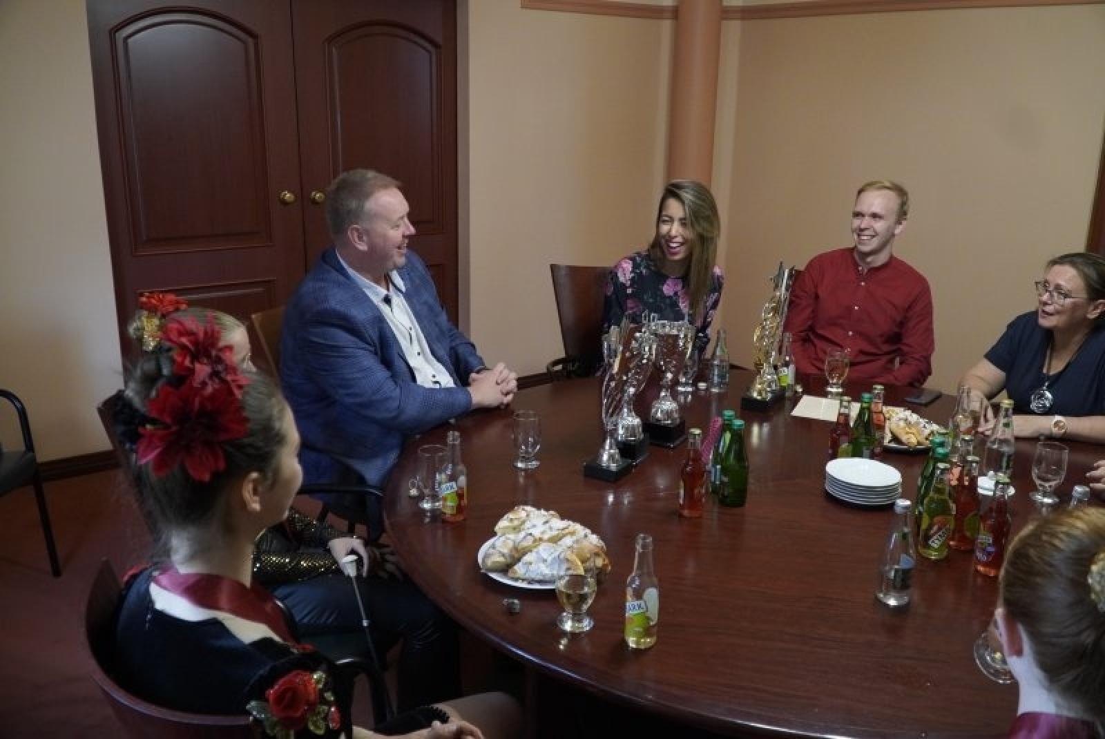 Zdjęcie w galerii na portalu naszraciborz.pl: Medalistki z Pragi z wizytą w raciborskim ratuszu wiadomości z regionu