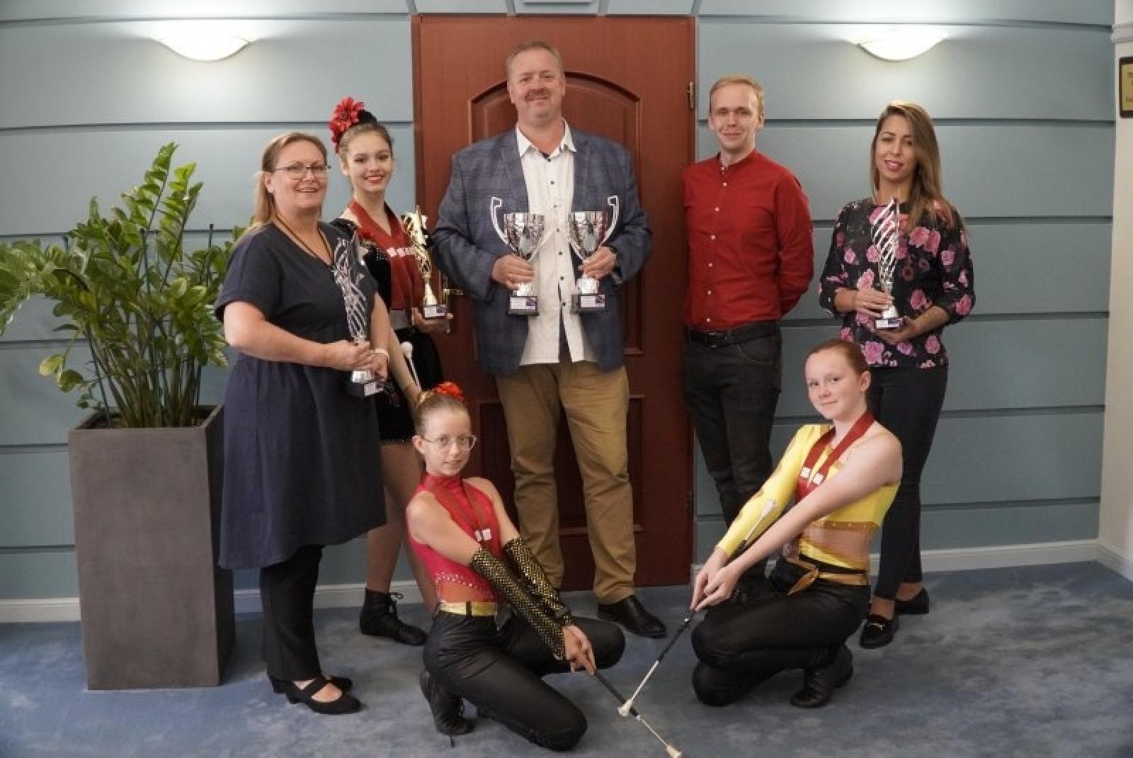 Zdjęcie w galerii na portalu naszraciborz.pl: Medalistki z Pragi z wizytą w raciborskim ratuszu wiadomości z regionu