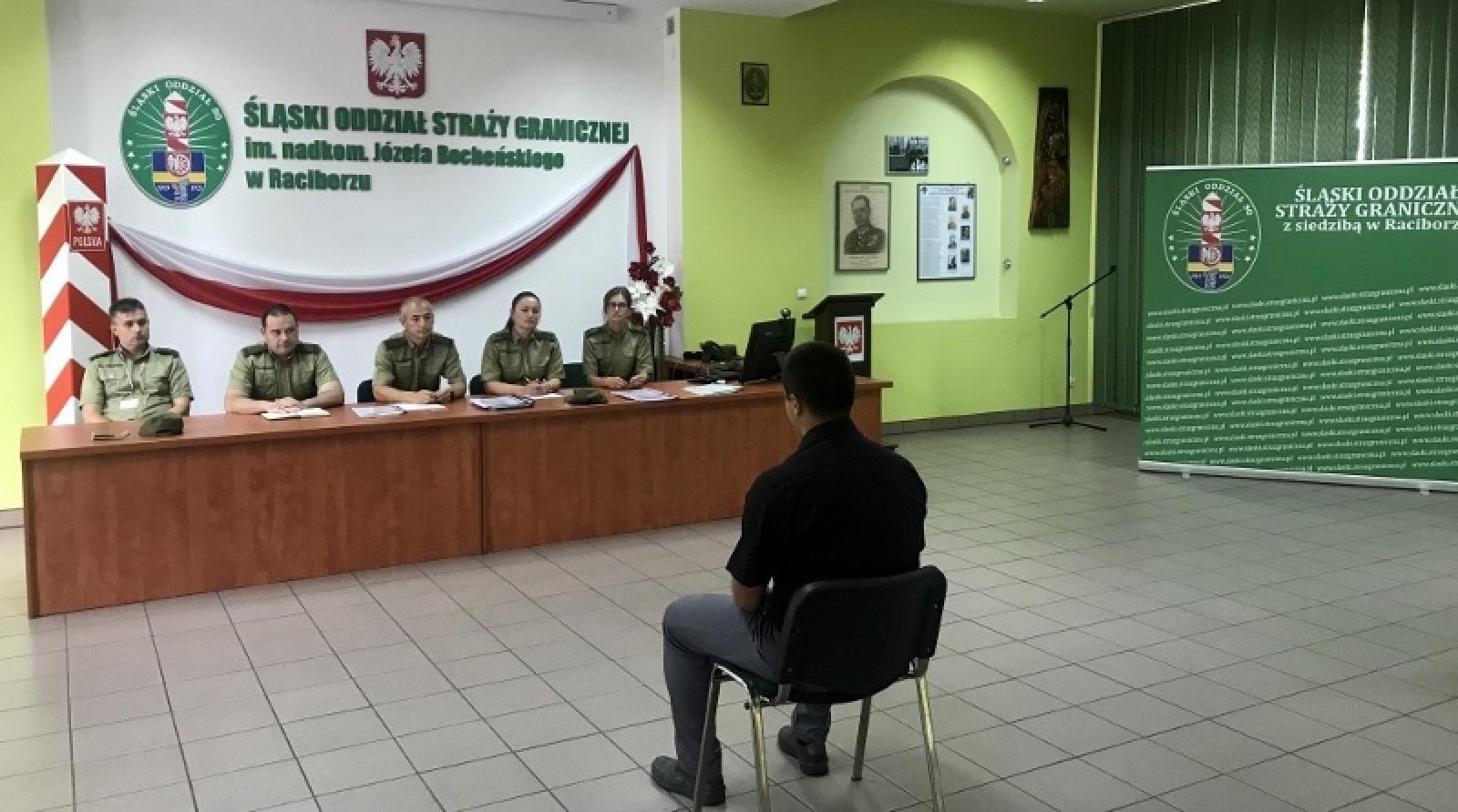 Zdjęcie w galerii na portalu naszraciborz.pl: Śląska Straż Graniczna z Raciborza testuje chętnych do służby wiadomości z regionu