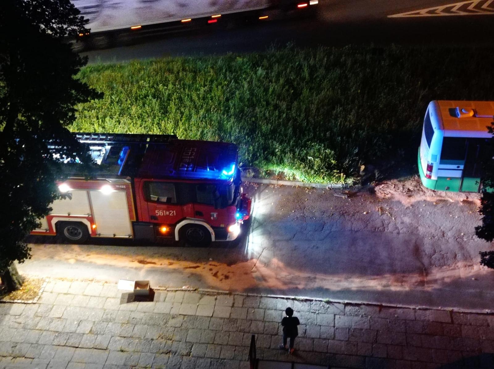 Zdjęcie w galerii na portalu naszraciborz.pl: Wielkie sprzątanie po nocnym kursie autobusu wiadomości z regionu