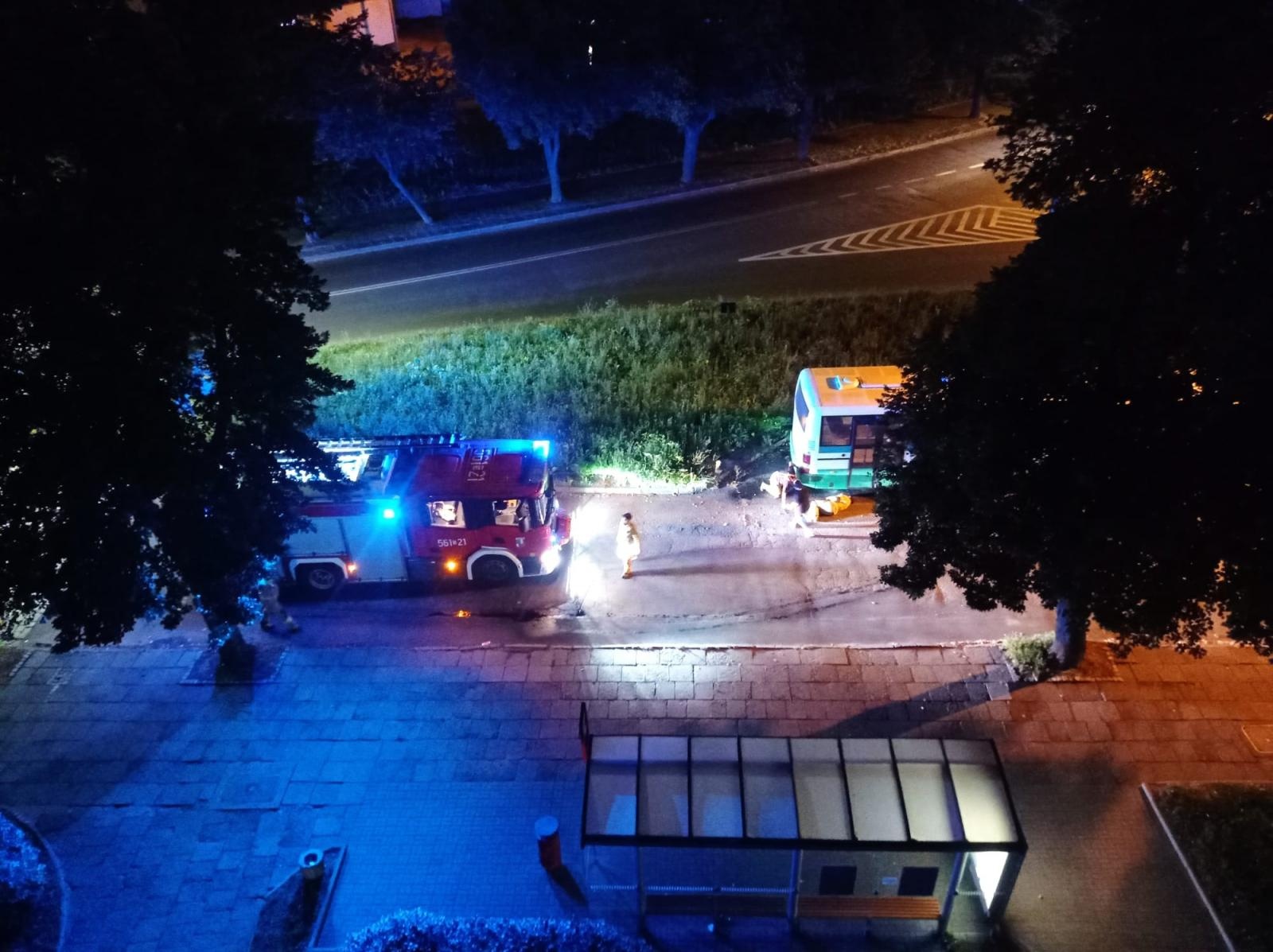 Zdjęcie w galerii na portalu naszraciborz.pl: Wielkie sprzątanie po nocnym kursie autobusu wiadomości z regionu