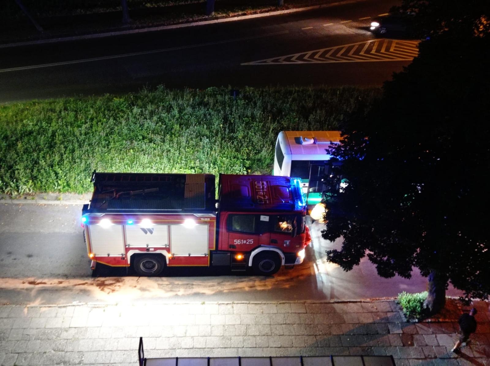 Zdjęcie w galerii na portalu naszraciborz.pl: Wielkie sprzątanie po nocnym kursie autobusu wiadomości z regionu