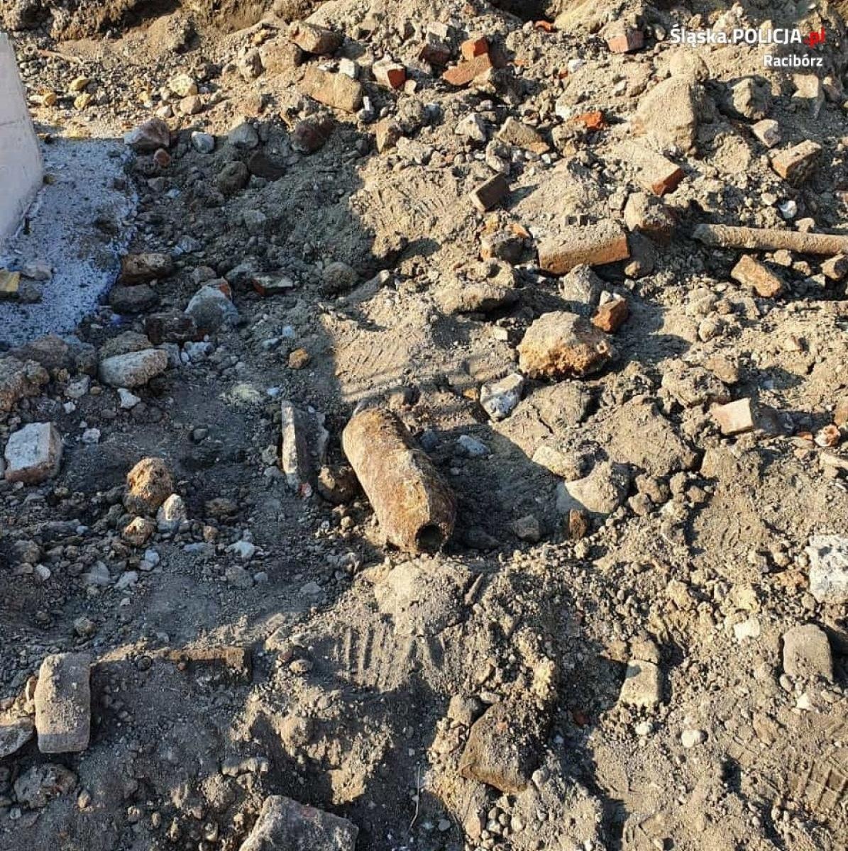 Zdjęcie w galerii na portalu naszraciborz.pl:  Raport 998. Niewybuch na Piaskowej w Raciborzu [FOTO] wiadomości z regionu