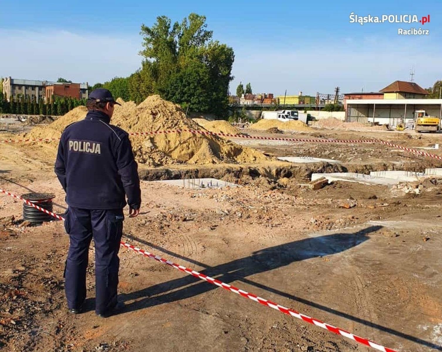 Zdjęcie w galerii na portalu naszraciborz.pl:  Raport 998. Niewybuch na Piaskowej w Raciborzu [FOTO] wiadomości z regionu